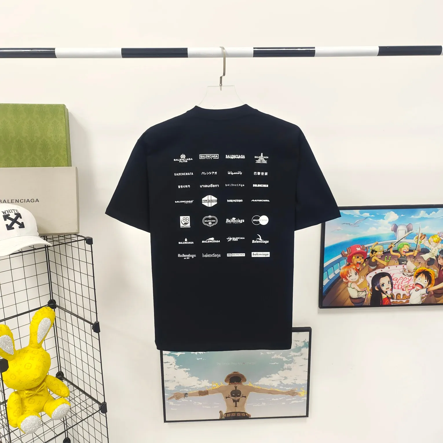 [New] The top version of Balenciaga BALENCIAGA is fully printed with LOGO slogans for male and female couples stars. The same style pure cotton loose short-sleeved T-shirt. Balenciaga was founded by Cristobal Balenciaga, a great genius designer who is known as the representative of the 20th century. For more than half a century since the brand was founded, Balenciaga has been famous for its fashion and elegance in the fashion industry. You can find any of your favorite logos on the front and back of this piece, Ness.  The front and rear printing uses low-coverage screen printing technology, and the glue is imported. The printing is very delicate, and the scratched out problems are very clear and there are no burrs. The fabric is made of 280g double-ply double-yarn pure cotton loose fabric, which is loose and breathable, has good drying effect, full drape and skin toning. Color: Black White Pink Size: XS-L P:240