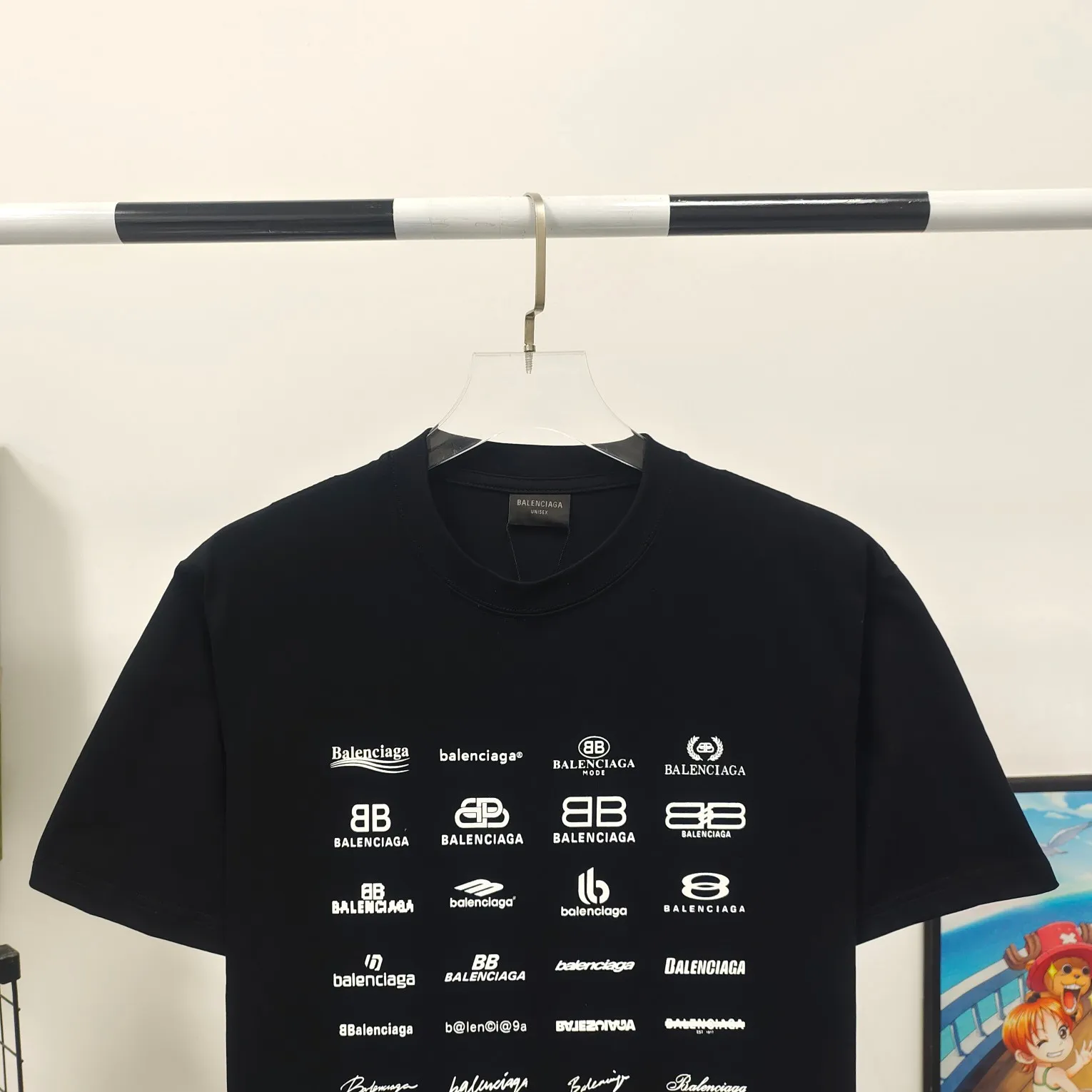 [New] The top version of Balenciaga BALENCIAGA is fully printed with LOGO slogans for male and female couples stars. The same style pure cotton loose short-sleeved T-shirt. Balenciaga was founded by Cristobal Balenciaga, a great genius designer who is known as the representative of the 20th century. For more than half a century since the brand was founded, Balenciaga has been famous for its fashion and elegance in the fashion industry. You can find any of your favorite logos on the front and back of this piece, Ness.  The front and rear printing uses low-coverage screen printing technology, and the glue is imported. The printing is very delicate, and the scratched out problems are very clear and there are no burrs. The fabric is made of 280g double-ply double-yarn pure cotton loose fabric, which is loose and breathable, has good drying effect, full drape and skin toning. Color: Black White Pink Size: XS-L P:240