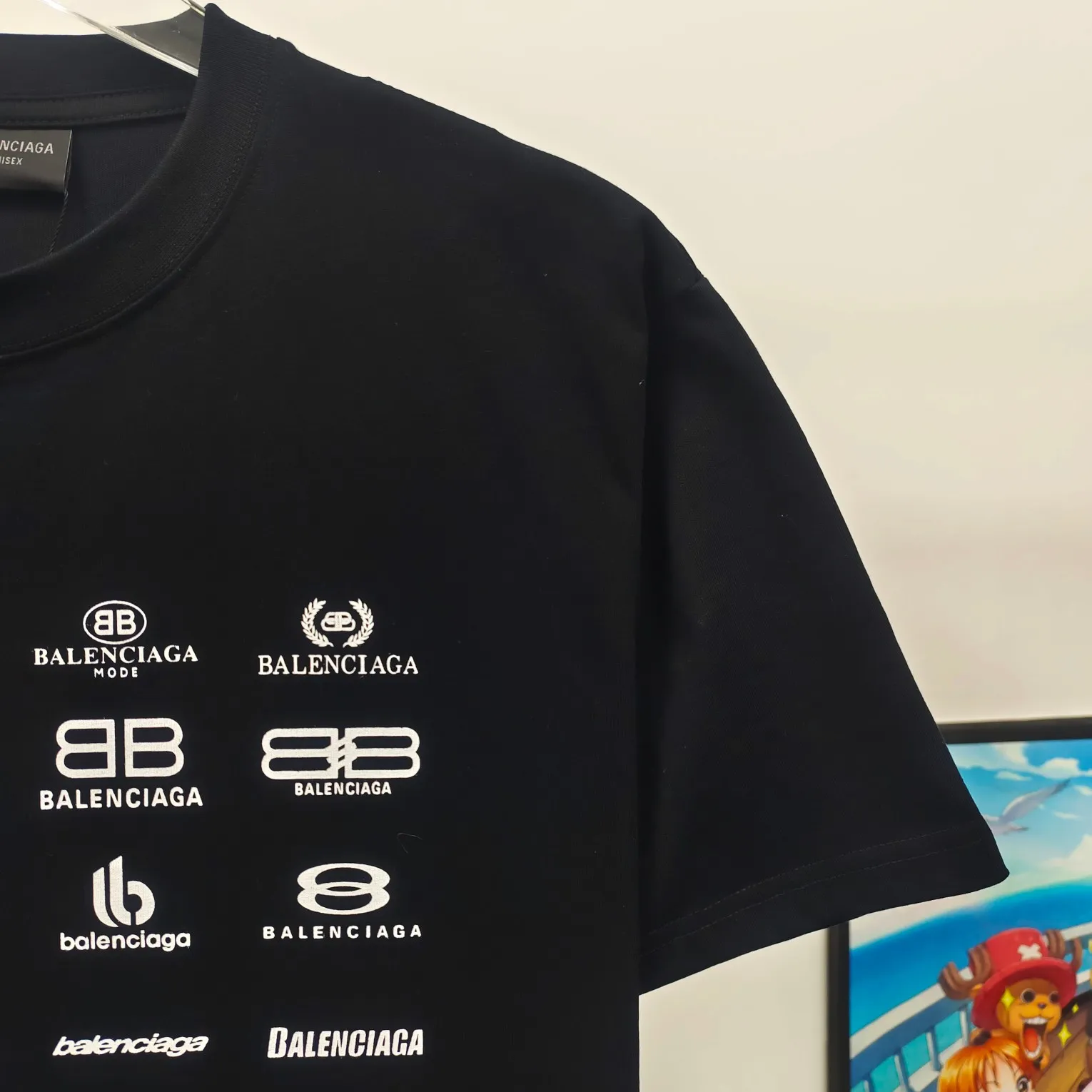 [New] The top version of Balenciaga BALENCIAGA is fully printed with LOGO slogans for male and female couples stars. The same style pure cotton loose short-sleeved T-shirt. Balenciaga was founded by Cristobal Balenciaga, a great genius designer who is known as the representative of the 20th century. For more than half a century since the brand was founded, Balenciaga has been famous for its fashion and elegance in the fashion industry. You can find any of your favorite logos on the front and back of this piece, Ness.  The front and rear printing uses low-coverage screen printing technology, and the glue is imported. The printing is very delicate, and the scratched out problems are very clear and there are no burrs. The fabric is made of 280g double-ply double-yarn pure cotton loose fabric, which is loose and breathable, has good drying effect, full drape and skin toning. Color: Black White Pink Size: XS-L P:240