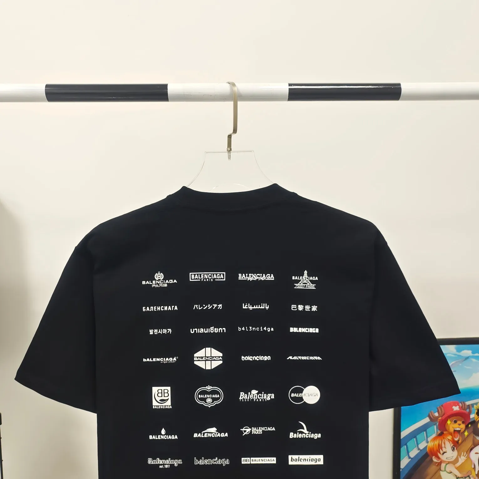 [New] The top version of Balenciaga BALENCIAGA is fully printed with LOGO slogans for male and female couples stars. The same style pure cotton loose short-sleeved T-shirt. Balenciaga was founded by Cristobal Balenciaga, a great genius designer who is known as the representative of the 20th century. For more than half a century since the brand was founded, Balenciaga has been famous for its fashion and elegance in the fashion industry. You can find any of your favorite logos on the front and back of this piece, Ness.  The front and rear printing uses low-coverage screen printing technology, and the glue is imported. The printing is very delicate, and the scratched out problems are very clear and there are no burrs. The fabric is made of 280g double-ply double-yarn pure cotton loose fabric, which is loose and breathable, has good drying effect, full drape and skin toning. Color: Black White Pink Size: XS-L P:240