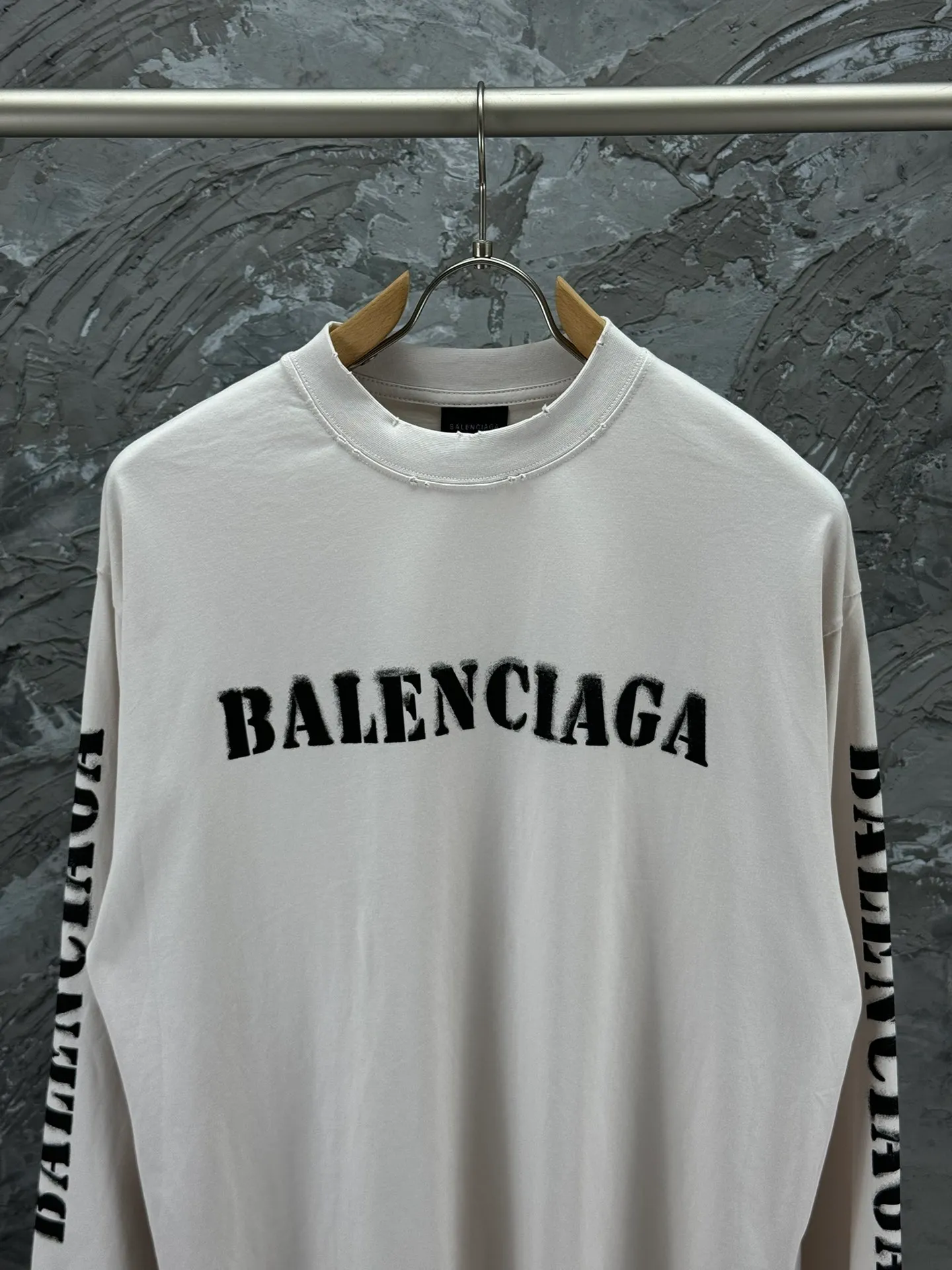🅿️250 BALENCI*GA Paris blurred letter logo printed distressed long sleeves. The fabric is made of Paris custom-woven and dyed double-yarn pure cotton. The weight is 280g. The thread is custom-woven and dyed without color difference before and after. The printing uses environmentally friendly imported material printing dot direct injection technology. Two high-temperature setting washes. os dropped shoulders and loose version. Same style for men and women -Color: black, off-white -SIZE: XS S M L Style No. 8605#
