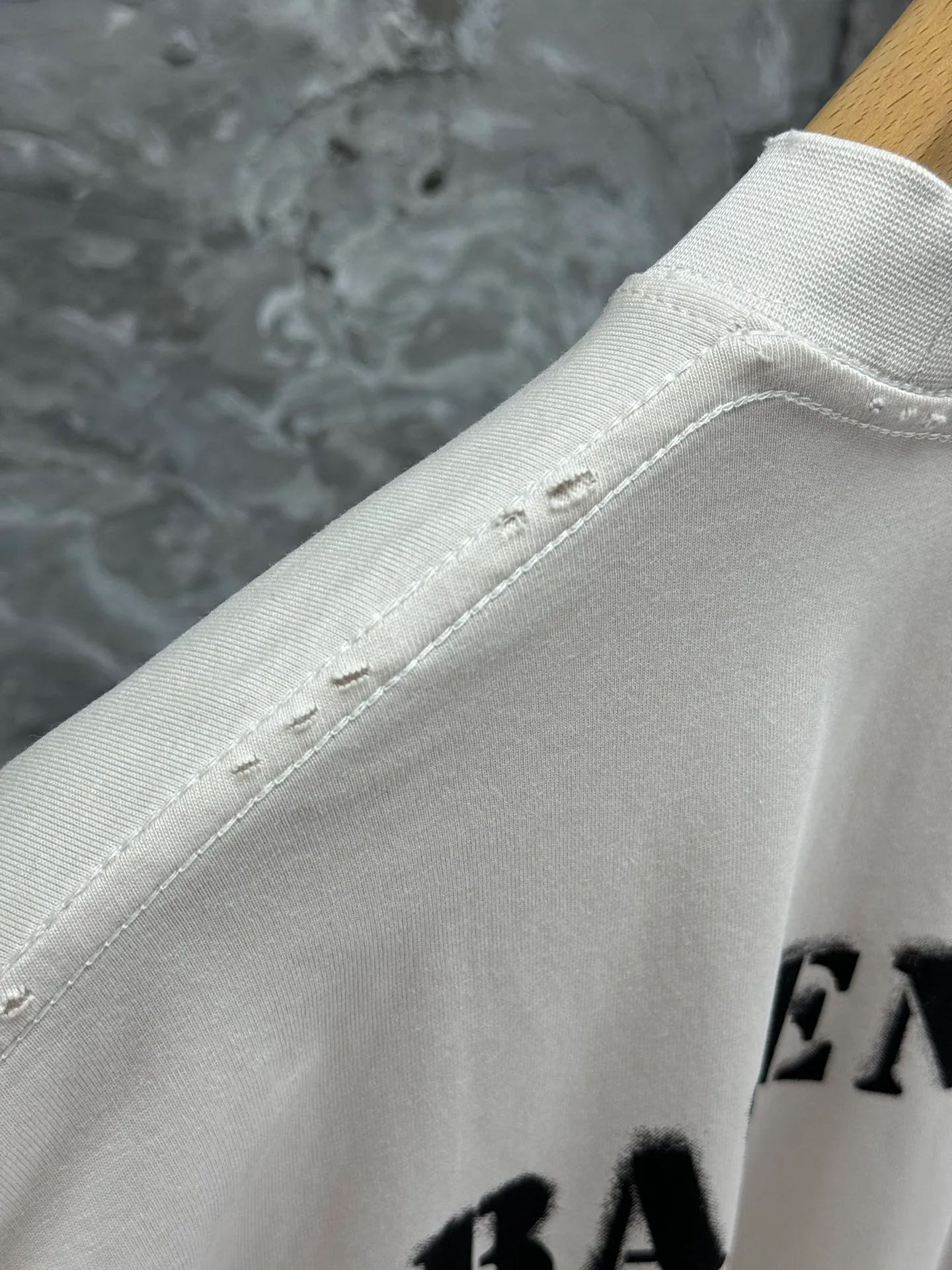 🅿️250 BALENCI*GA Paris blurred letter logo printed distressed long sleeves. The fabric is made of Paris custom-woven and dyed double-yarn pure cotton. The weight is 280g. The thread is custom-woven and dyed without color difference before and after. The printing uses environmentally friendly imported material printing dot direct injection technology. Two high-temperature setting washes. os dropped shoulders and loose version. Same style for men and women -Color: black, off-white -SIZE: XS S M L Style No. 8605#