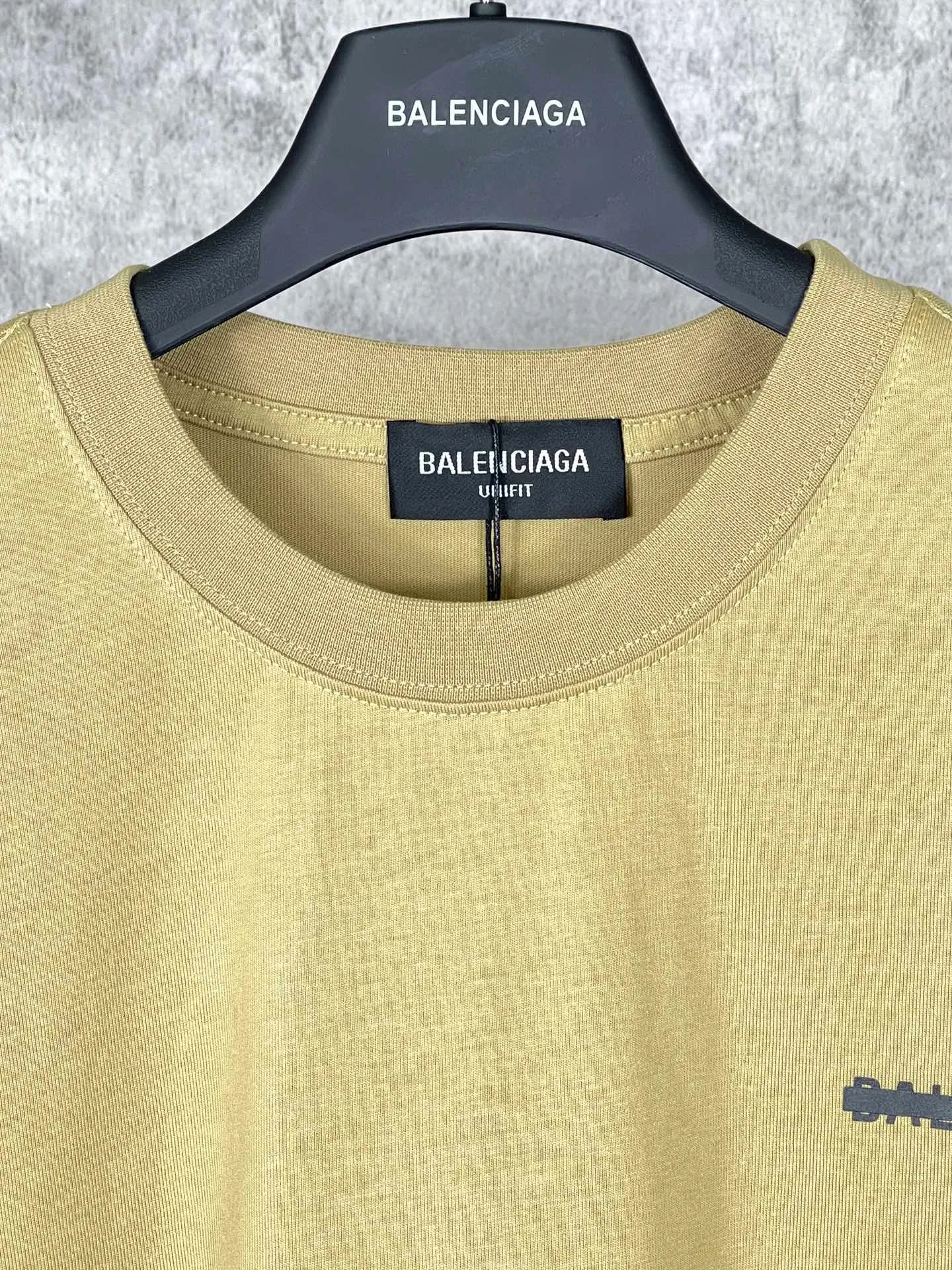 🅿️166 Real photos [Top version. Official website quality] BALENCI*GA/Paris. Seal letter LOGO printed short-sleeved T-shirt. Brick cabinet synchronization. The fabric is made of Paris ZP custom-woven and dyed cotton double yarn compact cotton. The weight is 260 grams, the cloth surface is clean. The cloth pattern is clear, soft and comfortable. The threads are dyed with no color difference. The classic pattern is printed with environmentally friendly imported materials and precision printing screens, with clear letters and three-dimensional effect. Different market currency, welcome to compare, the version adopts OS loose shoulder version. Same style for men and women Coding: BL223032 Color: black, white, floral gray, khaki, blue Size: XS to L