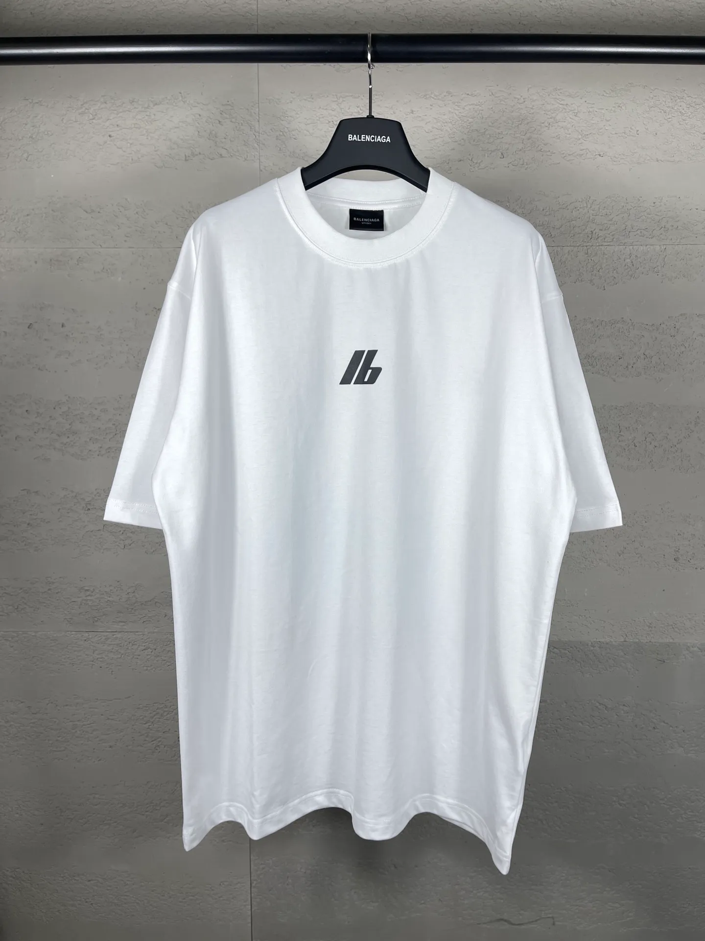 🅿️170 real photos [Top version. Official website quality] BALENCI*GA/Paris. 2024 new style. New LOGO front and back printed short-sleeved T-shirt, brick cabinet synchronization. Genuine product developed in the first time, happy to print and compare! The fabric is made of Paris ZP custom-woven and dyed cotton double yarn. Weighing 260 grams, the cloth surface is clean. The cloth pattern is clear, soft and comfortable. The threads are dyed with no color difference. The classic LOGO is printed using environmentally friendly imported materials, with clear letters and a three-dimensional effect. Restore the brick cabinet. Different market currency, welcome to compare, the version adopts OS loose shoulder version. Same style for men and women Coding: BL223312 Color: black, white Size: XS to L