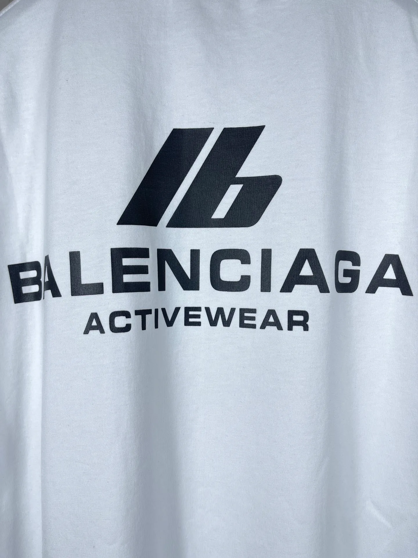 🅿️170 real photos [Top version. Official website quality] BALENCI*GA/Paris. 2024 new style. New LOGO front and back printed short-sleeved T-shirt, brick cabinet synchronization. Genuine product developed in the first time, happy to print and compare! The fabric is made of Paris ZP custom-woven and dyed cotton double yarn. Weighing 260 grams, the cloth surface is clean. The cloth pattern is clear, soft and comfortable. The threads are dyed with no color difference. The classic LOGO is printed using environmentally friendly imported materials, with clear letters and a three-dimensional effect. Restore the brick cabinet. Different market currency, welcome to compare, the version adopts OS loose shoulder version. Same style for men and women Coding: BL223312 Color: black, white Size: XS to L