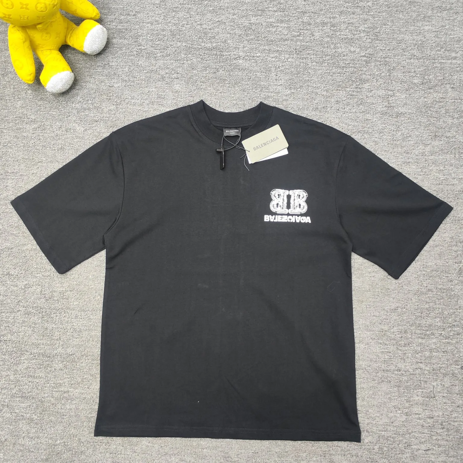 The top version of BALENCIAGA Paris' new BB reverse letter embroidery short-sleeved T-shirt. The front and rear panels are made of imported Tajima machine heavy embroidery 10w+ needles. Fine embroidery without rough edges and miscellaneous threads. Very tight and obvious concave and convex texture. Custom-woven and dyed 300g combed cotton fabric. Zero color difference in threads. Perfect details. Distinguish from the currency version on the market. Welcome to compare. Same style for men and women. Must-sell in the picture above -Color: white black -SIZE: Xs S M L P:260