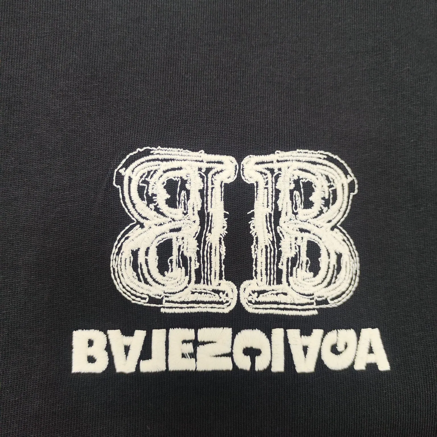 The top version of BALENCIAGA Paris' new BB reverse letter embroidery short-sleeved T-shirt. The front and rear panels are made of imported Tajima machine heavy embroidery 10w+ needles. Fine embroidery without rough edges and miscellaneous threads. Very tight and obvious concave and convex texture. Custom-woven and dyed 300g combed cotton fabric. Zero color difference in threads. Perfect details. Distinguish from the currency version on the market. Welcome to compare. Same style for men and women. Must-sell in the picture above -Color: white black -SIZE: Xs S M L P:260