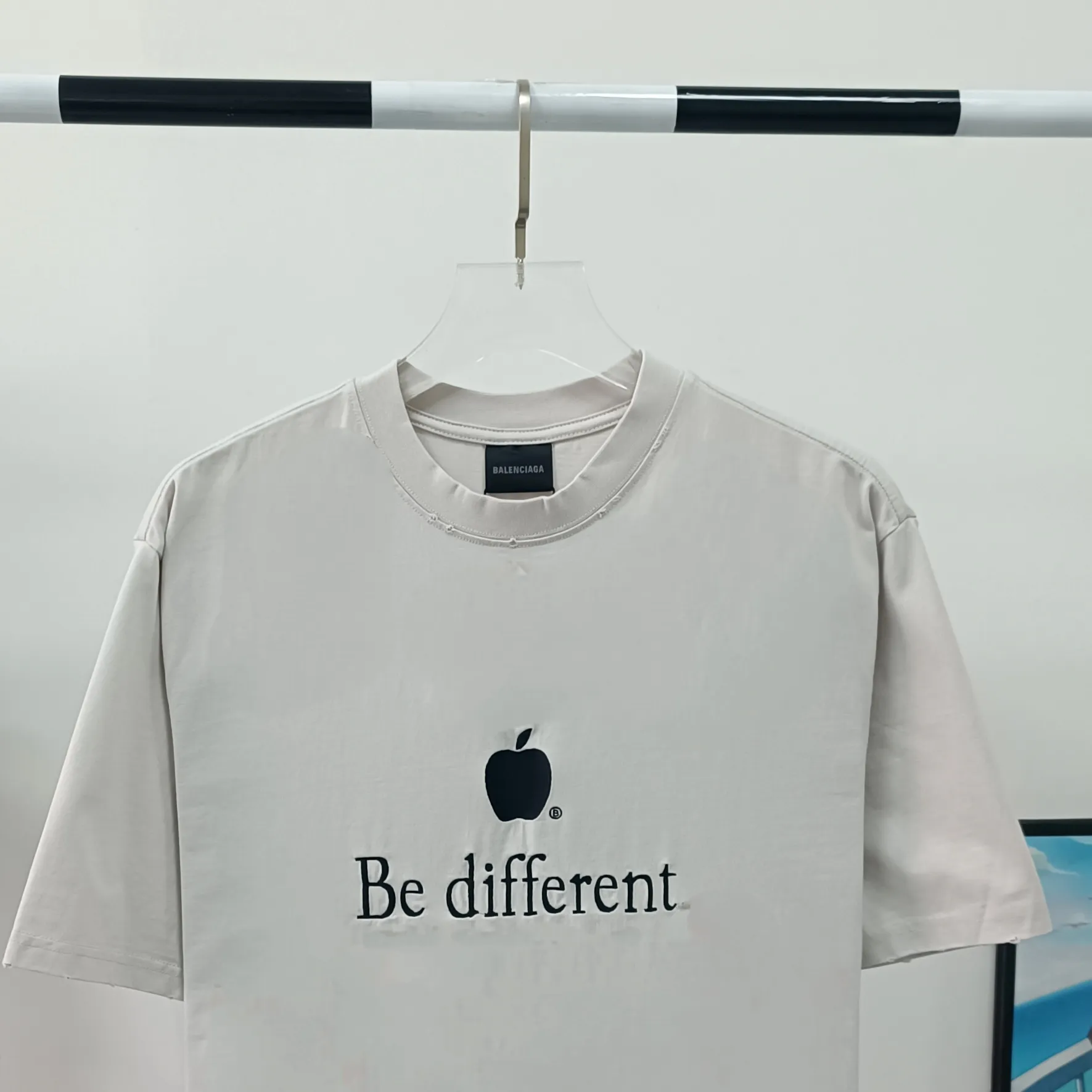 [New] Top version of Balenciaga BALENCIAGA's new BeDifferent series Apple logo embroidered letters, milk white male and female couple star's same style pure cotton bottoming short-sleeved T-shirt - using imported Tajima 10w needle machine embroidery, high-density embroidered letter hemming process, full details without tails, clear letters without connections‼ ️ - It took no less than dozens of light embroidery needle adjustments to achieve this satisfactory effect. Imported embroidery thread distinguishes the difference between low-end market and original version! -BLCG's latest Bedifferent series. You are unique and different from others. Always be yourself! New models are released every year. The milky white color is the new color this year. I didn’t hesitate to buy it as soon as I saw it. My upper body looks whiter. I love this color so much!  A full set of 1:1 customized accessories + Sydney paper with logo + new version of handbag at the counter + three labels for large products + Yuan version hangtag‼ ️ (PS: Each piece comes with a counter handbag. Due to the high cost, handbags are no longer provided for after-sales code changes. Please understand) The webbing on the back neck extends to the shoulder for reinforcement. The stitching is downturned at the joint. Imported elliptical machine with imported glue technology. Overall printing without tooth edges. 32s280g double yarn combed. Color: Milky white. Washed black. Size: XS-L P:250