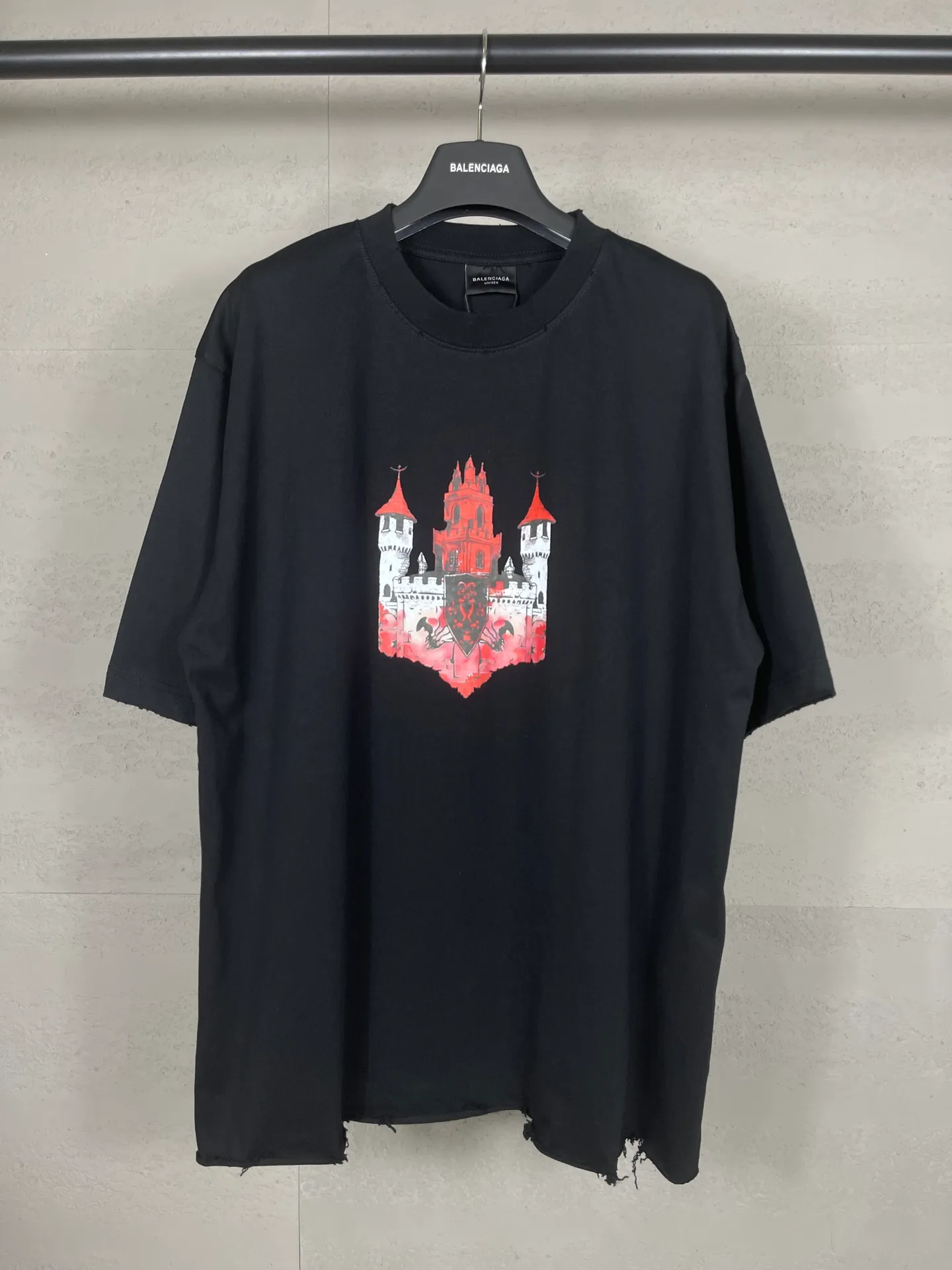 🅿️190 photos [Top version. Official website quality] BALENCI*GA/Paris BALENCI*GA# New style, 2024 latest pattern direct-injection printing, worn and damaged old short-sleeved T-shirts. Brick cabinet synchronization. The old and worn ZP is the same, welcome to compare. The fabric is made of Paris ZP custom-woven and dyed 100% cotton double-yarn compact cotton. The weight is 260 grams. The cloth surface is clean. The cloth pattern is clear. Soft and comfortable. Good color fastness. Not easy to change color. The threads are woven and dyed with no color difference. The ready-made garments are washed, distressed and worn with heavy craftsmanship. Jubie market makes goods based on pictures. Comparisons welcome. Restore brick cabinet. The version adopts OS loose shoulder style. Same style for men and women. Code: BL223369 Color: black. Size: XS to L