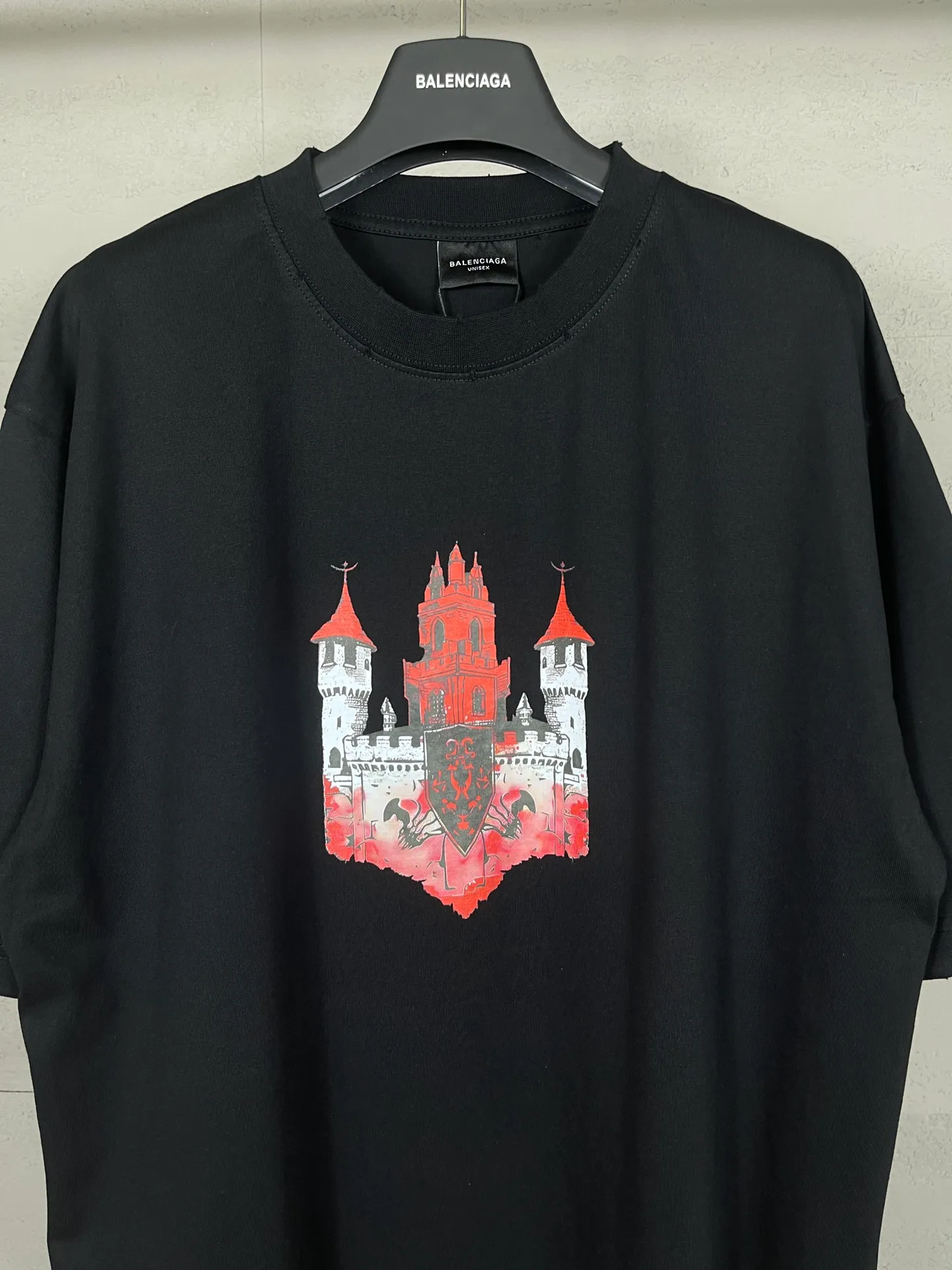 🅿️190 photos [Top version. Official website quality] BALENCI*GA/Paris BALENCI*GA# New style, 2024 latest pattern direct-injection printing, worn and damaged old short-sleeved T-shirts. Brick cabinet synchronization. The old and worn ZP is the same, welcome to compare. The fabric is made of Paris ZP custom-woven and dyed 100% cotton double-yarn compact cotton. The weight is 260 grams. The cloth surface is clean. The cloth pattern is clear. Soft and comfortable. Good color fastness. Not easy to change color. The threads are woven and dyed with no color difference. The ready-made garments are washed, distressed and worn with heavy craftsmanship. Jubie market makes goods based on pictures. Comparisons welcome. Restore brick cabinet. The version adopts OS loose shoulder style. Same style for men and women. Code: BL223369 Color: black. Size: XS to L