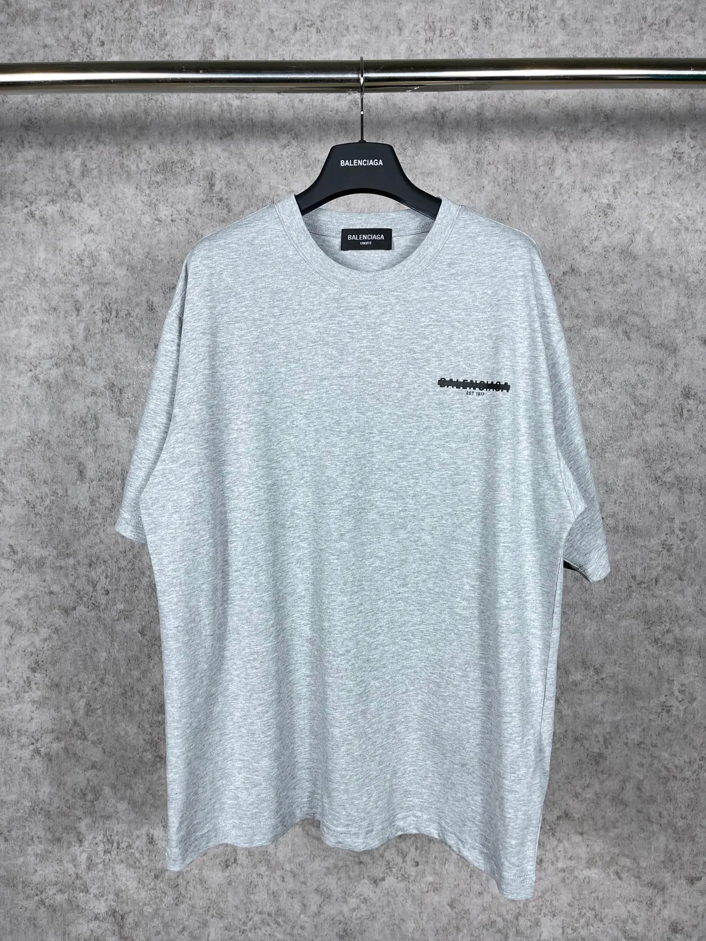 🅿️170 real photos [Top version. Official website quality] BALENCI*GA/Paris. Seal letter LOGO printed short-sleeved T-shirt. Brick cabinet synchronization. The fabric is made of Paris ZP custom-woven and dyed cotton double yarn compact cotton. The weight is 260 grams, the cloth surface is clean. The cloth pattern is clear, soft and comfortable. The threads are dyed with no color difference. The classic pattern is printed with environmentally friendly imported materials and precision printing screens, with clear letters and three-dimensional effect. Different market currency, welcome to compare, the version adopts OS loose shoulder version. Same style for men and women Coding: BL223032 Color: black, white, floral gray, khaki, blue Size: XS to L