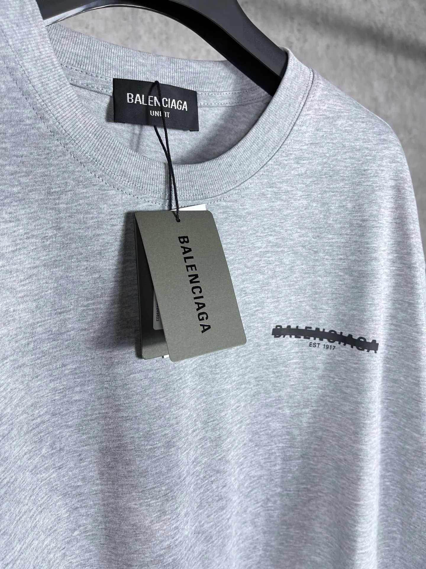 🅿️170 real photos [Top version. Official website quality] BALENCI*GA/Paris. Seal letter LOGO printed short-sleeved T-shirt. Brick cabinet synchronization. The fabric is made of Paris ZP custom-woven and dyed cotton double yarn compact cotton. The weight is 260 grams, the cloth surface is clean. The cloth pattern is clear, soft and comfortable. The threads are dyed with no color difference. The classic pattern is printed with environmentally friendly imported materials and precision printing screens, with clear letters and three-dimensional effect. Different market currency, welcome to compare, the version adopts OS loose shoulder version. Same style for men and women Coding: BL223032 Color: black, white, floral gray, khaki, blue Size: XS to L