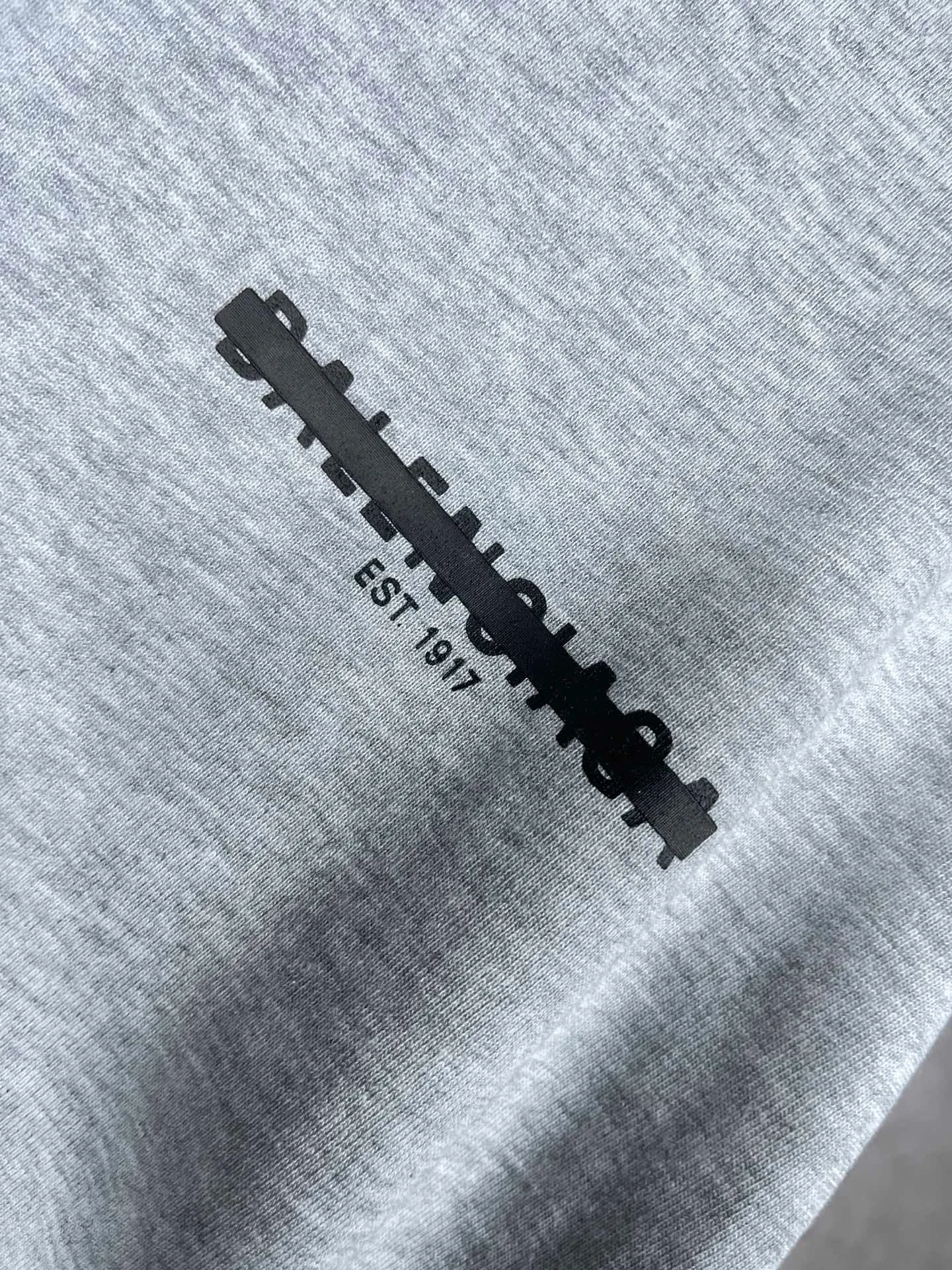 🅿️170 real photos [Top version. Official website quality] BALENCI*GA/Paris. Seal letter LOGO printed short-sleeved T-shirt. Brick cabinet synchronization. The fabric is made of Paris ZP custom-woven and dyed cotton double yarn compact cotton. The weight is 260 grams, the cloth surface is clean. The cloth pattern is clear, soft and comfortable. The threads are dyed with no color difference. The classic pattern is printed with environmentally friendly imported materials and precision printing screens, with clear letters and three-dimensional effect. Different market currency, welcome to compare, the version adopts OS loose shoulder version. Same style for men and women Coding: BL223032 Color: black, white, floral gray, khaki, blue Size: XS to L