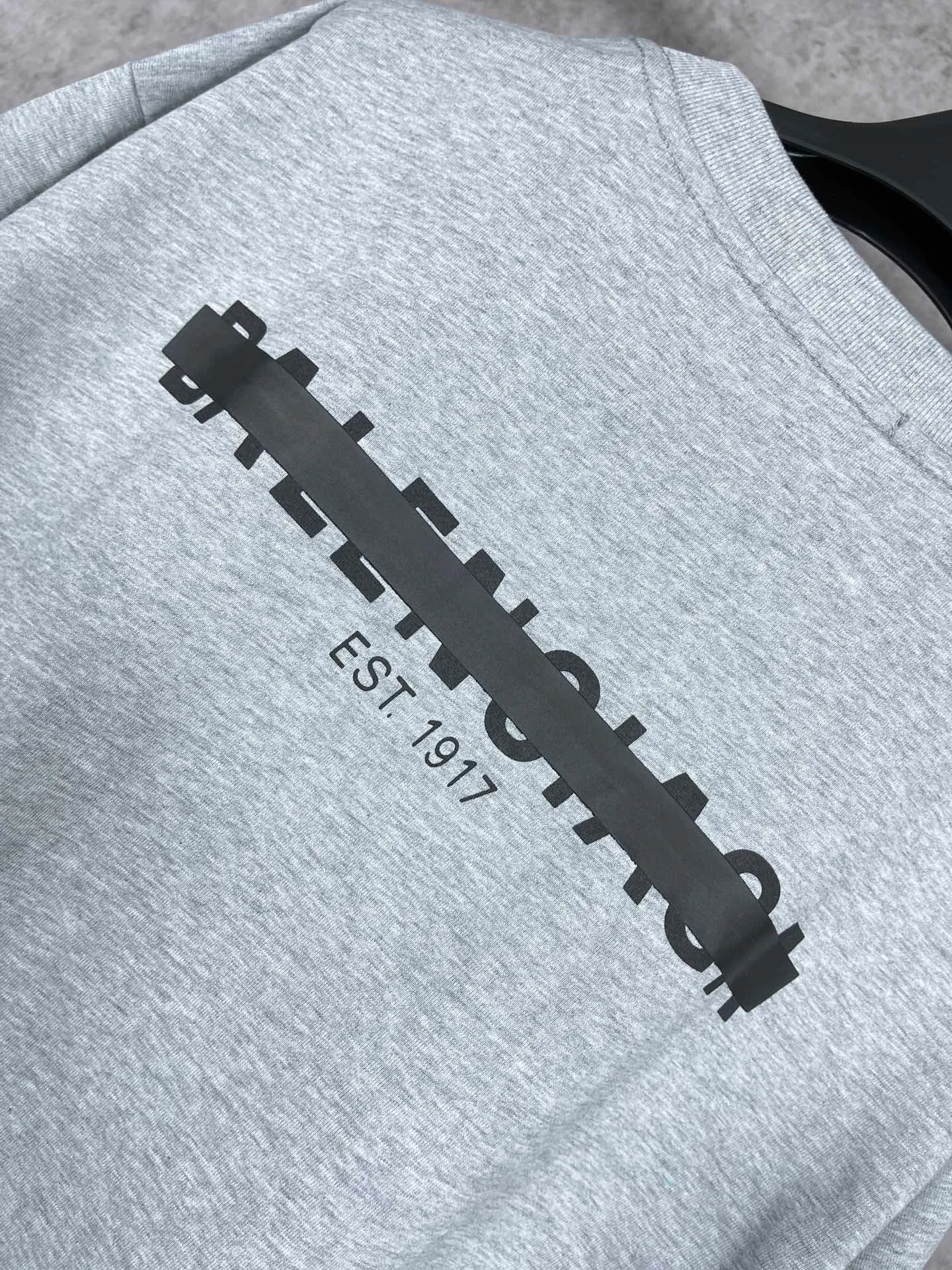 🅿️170 real photos [Top version. Official website quality] BALENCI*GA/Paris. Seal letter LOGO printed short-sleeved T-shirt. Brick cabinet synchronization. The fabric is made of Paris ZP custom-woven and dyed cotton double yarn compact cotton. The weight is 260 grams, the cloth surface is clean. The cloth pattern is clear, soft and comfortable. The threads are dyed with no color difference. The classic pattern is printed with environmentally friendly imported materials and precision printing screens, with clear letters and three-dimensional effect. Different market currency, welcome to compare, the version adopts OS loose shoulder version. Same style for men and women Coding: BL223032 Color: black, white, floral gray, khaki, blue Size: XS to L