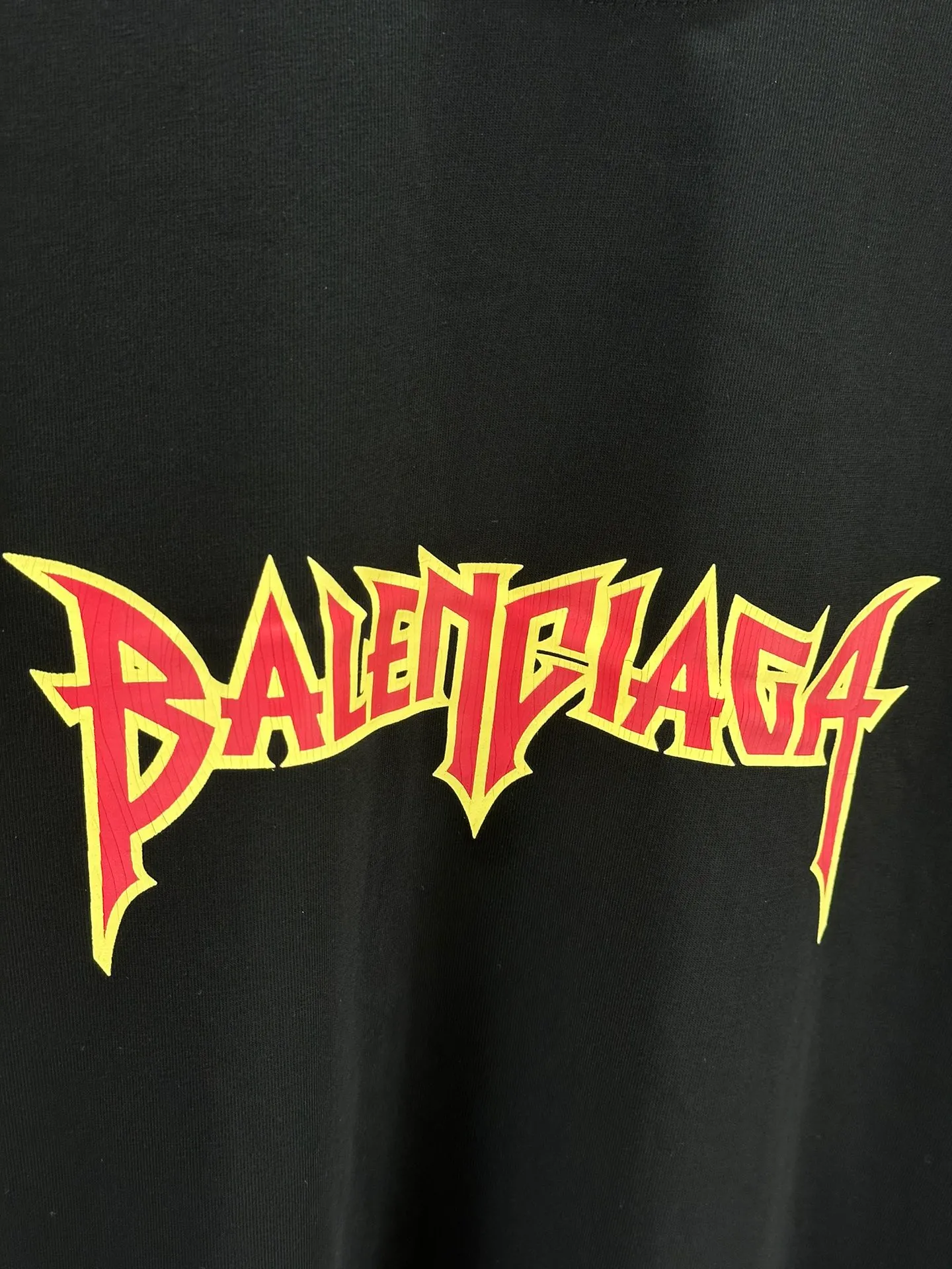 🅿️260 BALENCI*GA Paris Lightning letter style long sleeves. The fabric is made of Paris custom-woven and dyed double-yarn pure cotton. The weight is 280g. The thread is custom-woven and dyed without color difference. The front and left sleeves are cracked. The hem is manually hand-painted. The cuffs are spliced. Two high-temperature shaping washes. os dropped shoulders and loose version. Same style for men and women -Color: black white -SIZE: XS S M L Style No. 8618#