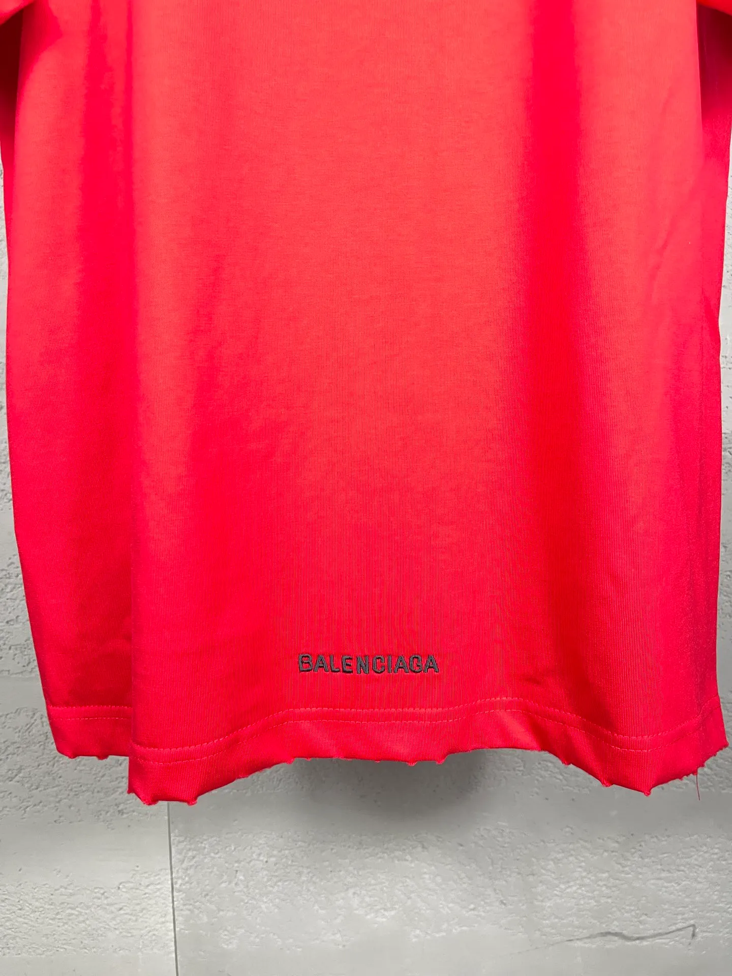 🅿️170 real photos [Top version. Official website quality] BALENCI*GA/Paris BALENCI*GA#Valentine's Day. The latest Chinese Valentine's Day limited edition, love embroidered washed and distressed short-sleeved T-shirt brick cabinet synchronization. The fabric is made of Paris ZP custom-woven and dyed cotton double yarn. The weight is 260 grams. The cloth surface is clean. The cloth pattern is clear. Soft and comfortable. Good color fastness. Not easy to change color. The threads are woven and dyed with no color difference. The front and back embroidery is embroidered with an embroidery machine imported from Tajima. The effect is three-dimensional and the garment is distressed. The version adopts OS loose shoulder design. Same style for men and women. Code: BL233306 Color: black. White, red Size: XS to L