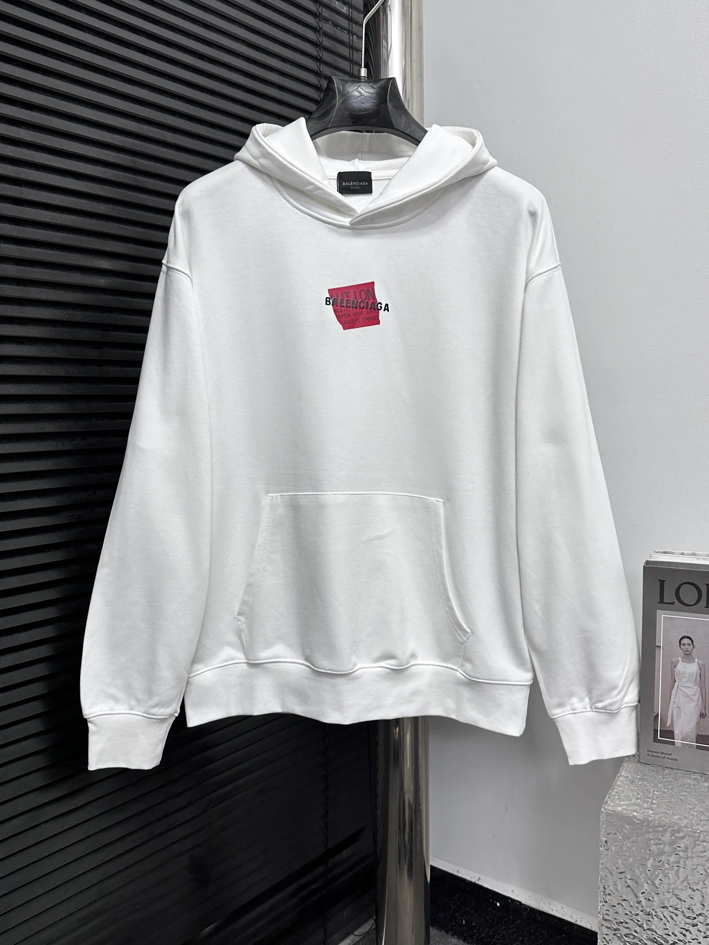 🅿️330 【BALENCIaGA】Paris small letter hooded sweatshirt. The fabric surface is clean. The fabric pattern is clear, soft and comfortable. The threads are dyed with no color difference. The tape is stamped with imported transparent glue. The effect is three-dimensional. Restore brick cabinets, adopt OS loose shoulder style. Same style for men and women. Size: S-XL