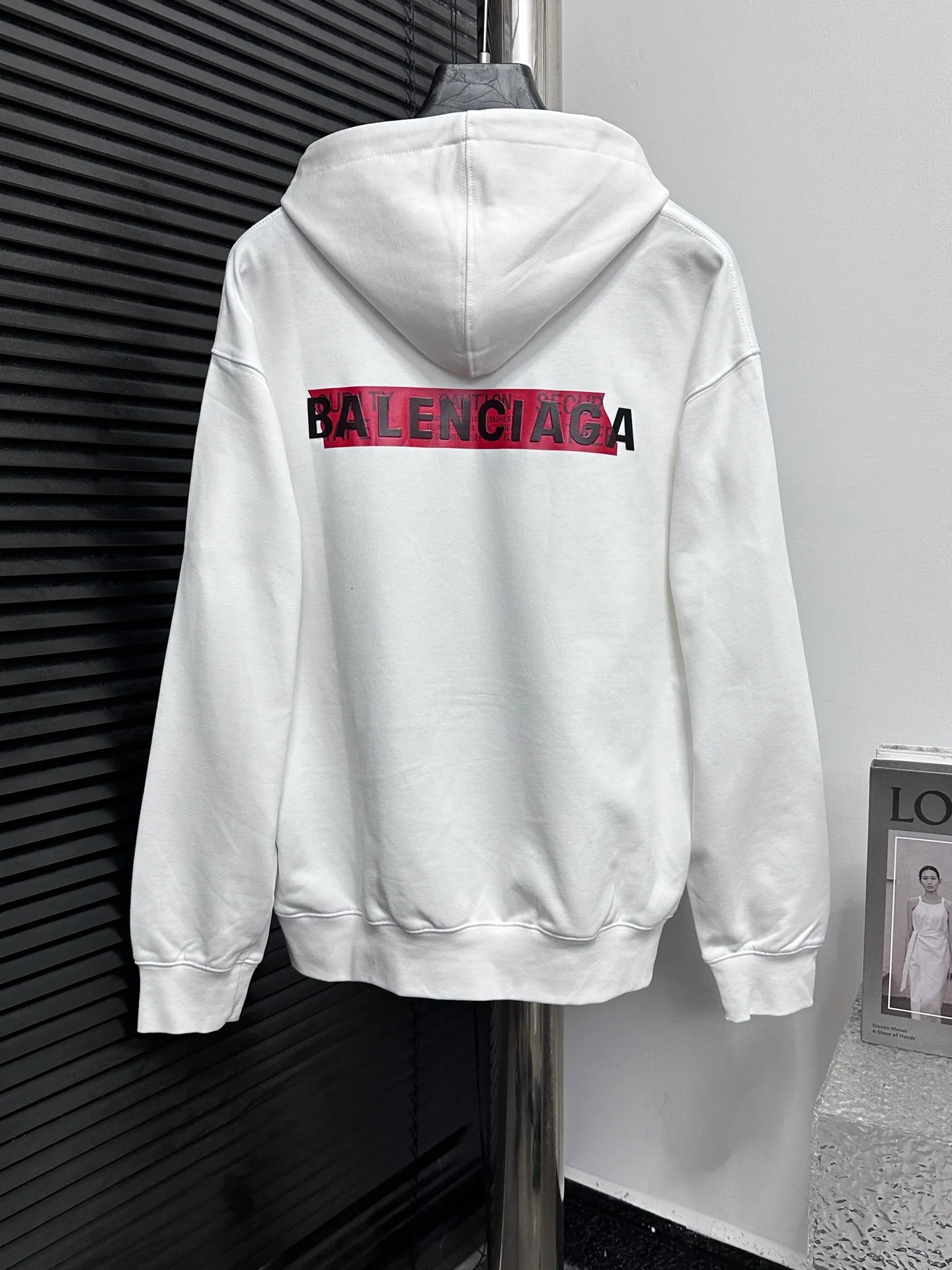 🅿️330 【BALENCIaGA】Paris small letter hooded sweatshirt. The fabric surface is clean. The fabric pattern is clear, soft and comfortable. The threads are dyed with no color difference. The tape is stamped with imported transparent glue. The effect is three-dimensional. Restore brick cabinets, adopt OS loose shoulder style. Same style for men and women. Size: S-XL