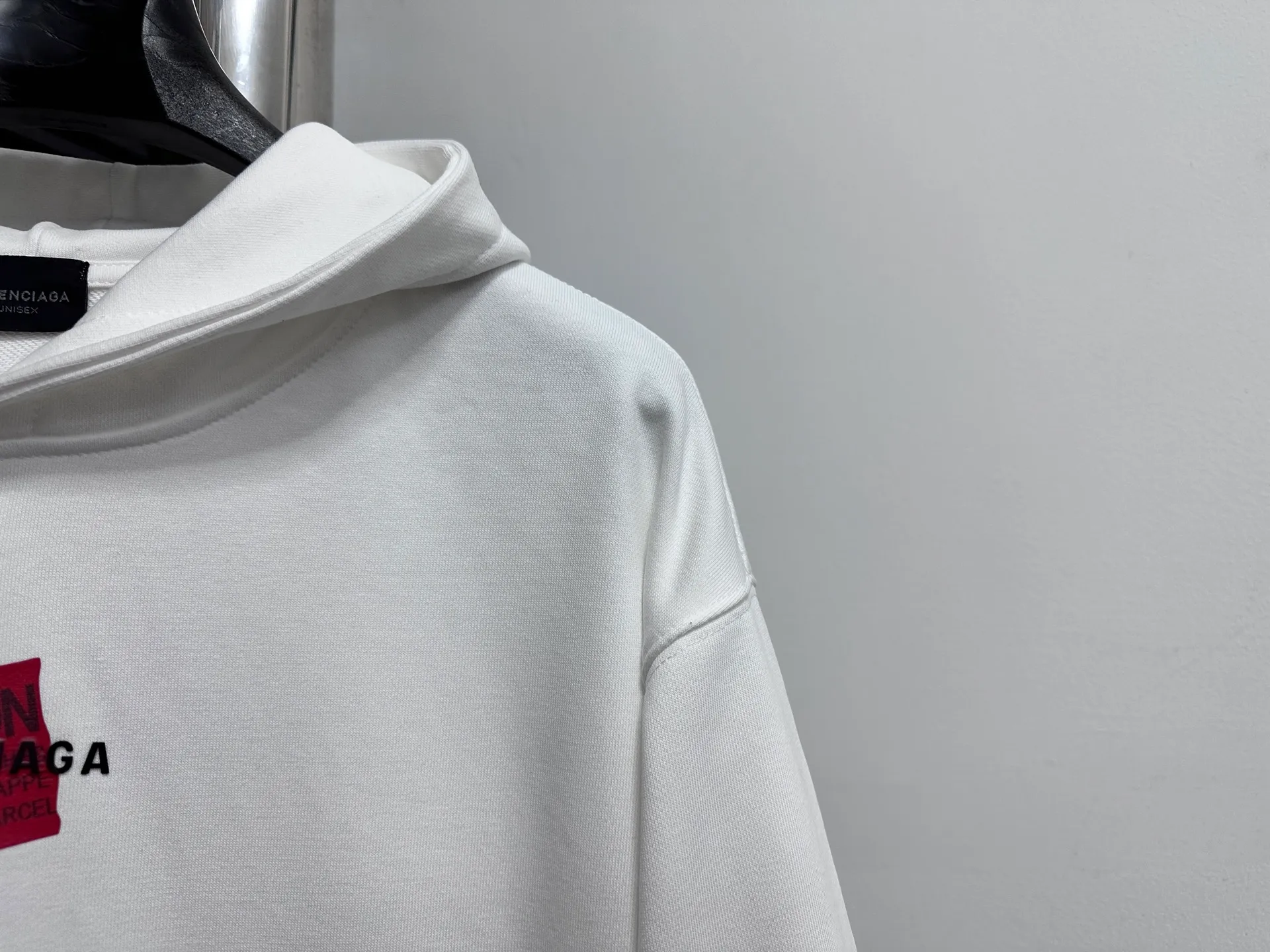 🅿️330 【BALENCIaGA】Paris small letter hooded sweatshirt. The fabric surface is clean. The fabric pattern is clear, soft and comfortable. The threads are dyed with no color difference. The tape is stamped with imported transparent glue. The effect is three-dimensional. Restore brick cabinets, adopt OS loose shoulder style. Same style for men and women. Size: S-XL