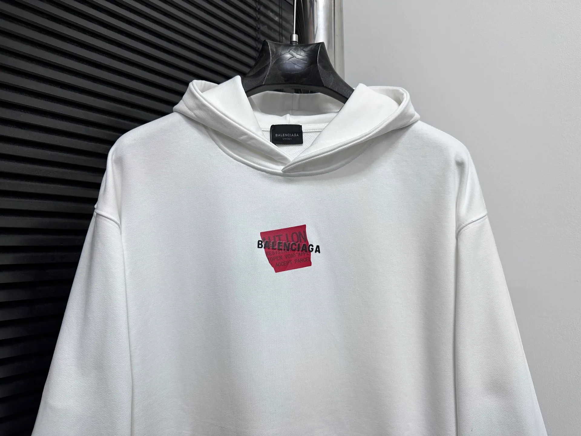 🅿️330 【BALENCIaGA】Paris small letter hooded sweatshirt. The fabric surface is clean. The fabric pattern is clear, soft and comfortable. The threads are dyed with no color difference. The tape is stamped with imported transparent glue. The effect is three-dimensional. Restore brick cabinets, adopt OS loose shoulder style. Same style for men and women. Size: S-XL