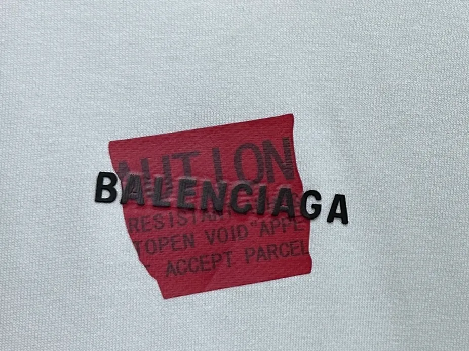 🅿️330 【BALENCIaGA】Paris small letter hooded sweatshirt. The fabric surface is clean. The fabric pattern is clear, soft and comfortable. The threads are dyed with no color difference. The tape is stamped with imported transparent glue. The effect is three-dimensional. Restore brick cabinets, adopt OS loose shoulder style. Same style for men and women. Size: S-XL