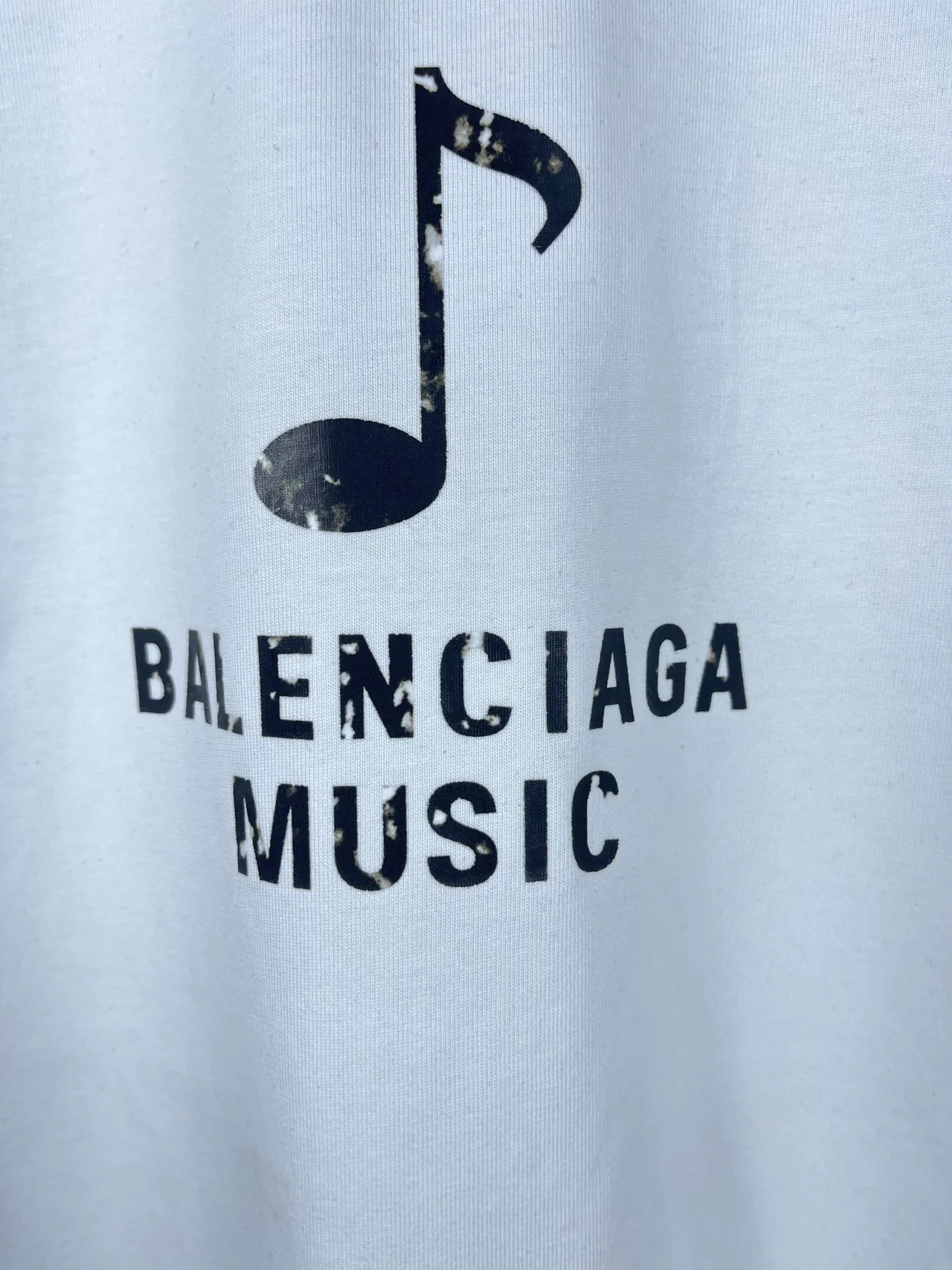 🅿️180 real photos [Top version. Official website quality] BALENCI*GA/Paris. 2024 new style. Front and rear white ink direct-printed short-sleeved T-shirts, brick cabinet synchronization. Genuine product developed at the first time, happy to print and compare! The fabric is made of Paris ZP custom-woven and dyed cotton double yarn. Weighing 260 grams, the cloth surface is clean. The cloth pattern is clear, soft and comfortable. The threads are dyed with no color difference. The classic LOGO uses environmentally friendly imported materials and is directly sprayed with white ink. The letters are clear and the effect is three-dimensional. Restore the brick cabinet. Welcome to compare, the version adopts the OS loose shoulder version. Same style for men and women. Code: BL223320 Color: black, white, size: XS to L