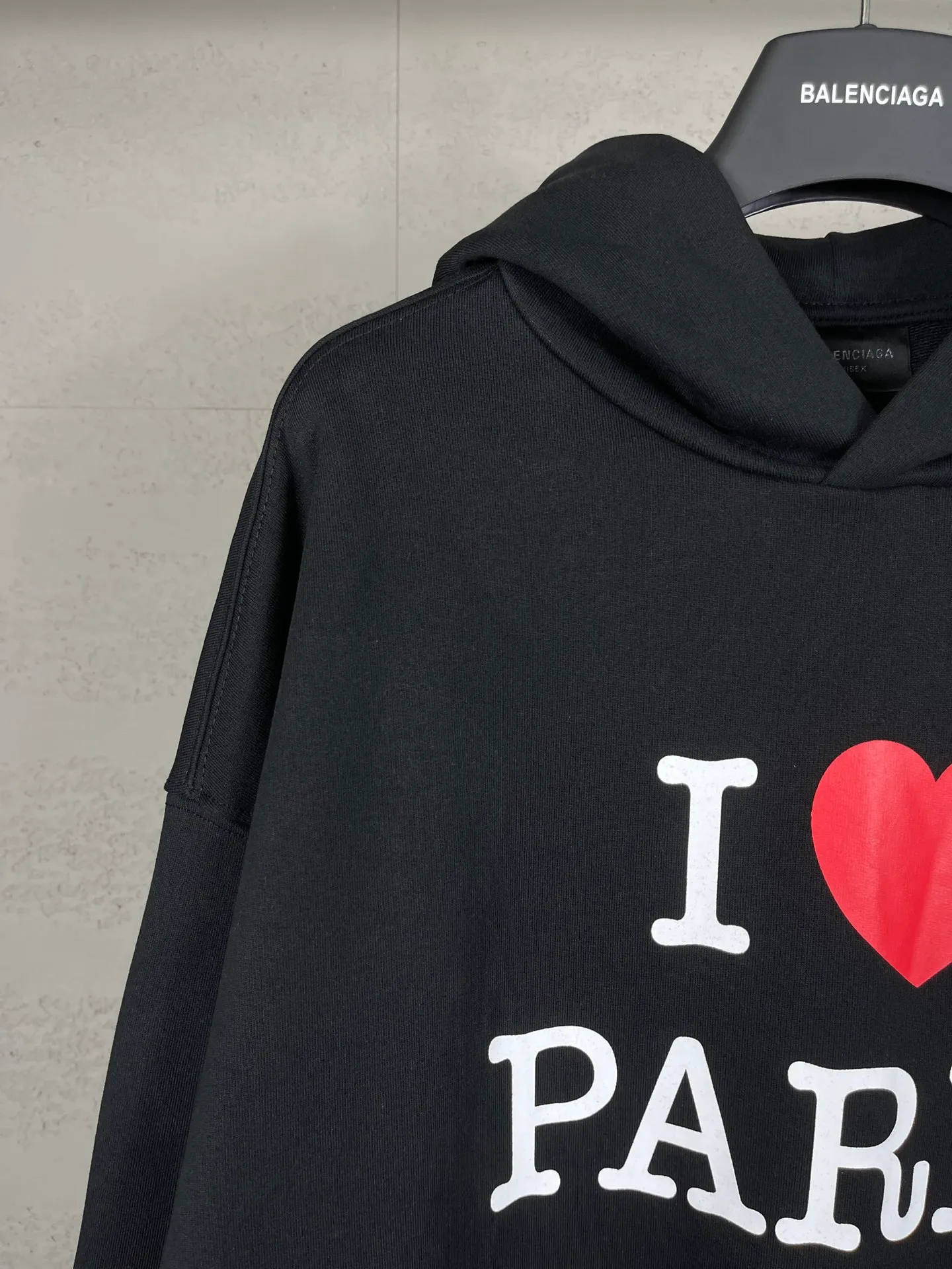 🅿️310 real photos [Top version. Official website quality] BALENCI*GA/Paris.SS24 latest model, front I Love Paris & Balenciaxx art print hooded sweatshirt. Brick cabinet synchronization. Genuine product developed in the first time, happy to print and compare! The fabric is made of Paris ZP custom-woven and dyed cotton sweatshirt. Weighing 460 grams, the cloth surface is clean. The cloth pattern is clear, soft and comfortable. The threads are dyed with no color difference. The printing uses environmentally friendly imported materials. The letters are clear and the effect is three-dimensional. The version adopts OS loose shoulder design. Same style for men and women. Code: BL238908 Color:: Black Size: XS S M L