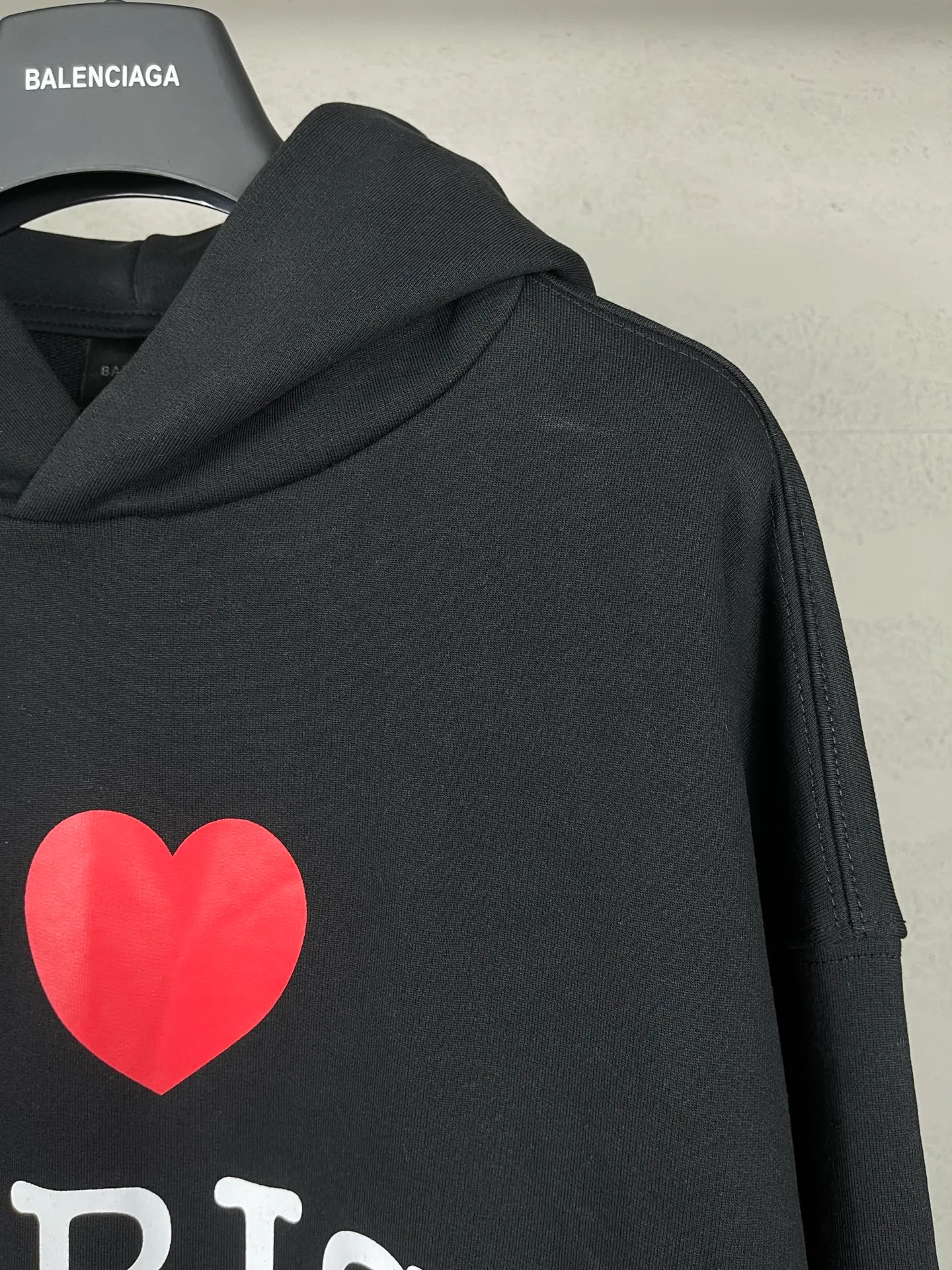🅿️310 real photos [Top version. Official website quality] BALENCI*GA/Paris.SS24 latest model, front I Love Paris & Balenciaxx art print hooded sweatshirt. Brick cabinet synchronization. Genuine product developed in the first time, happy to print and compare! The fabric is made of Paris ZP custom-woven and dyed cotton sweatshirt. Weighing 460 grams, the cloth surface is clean. The cloth pattern is clear, soft and comfortable. The threads are dyed with no color difference. The printing uses environmentally friendly imported materials. The letters are clear and the effect is three-dimensional. The version adopts OS loose shoulder design. Same style for men and women. Code: BL238908 Color:: Black Size: XS S M L