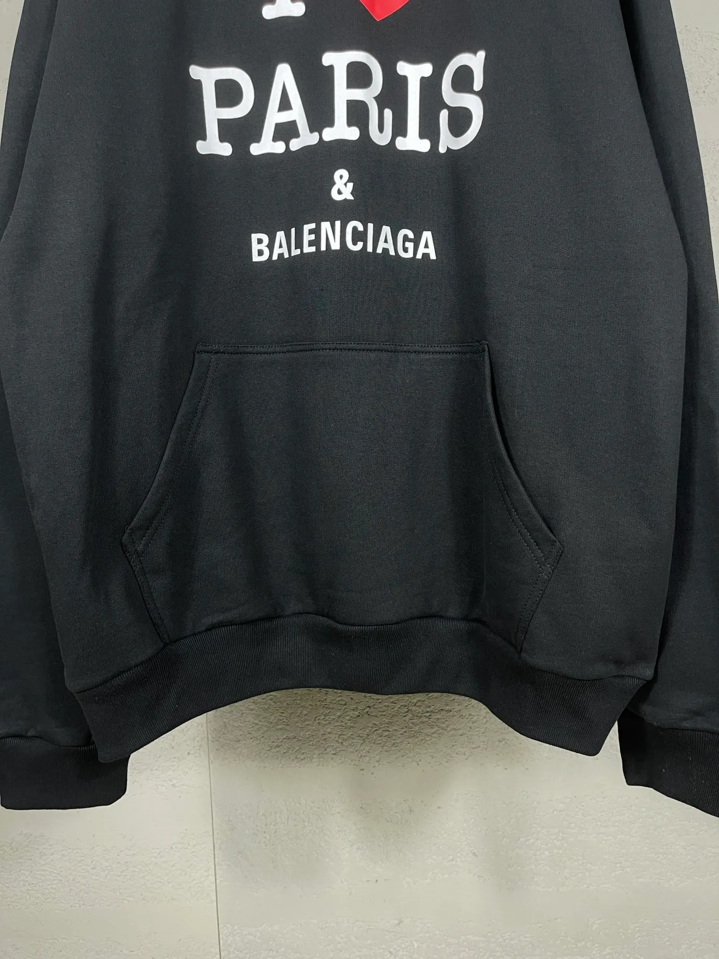 🅿️310 real photos [Top version. Official website quality] BALENCI*GA/Paris.SS24 latest model, front I Love Paris & Balenciaxx art print hooded sweatshirt. Brick cabinet synchronization. Genuine product developed in the first time, happy to print and compare! The fabric is made of Paris ZP custom-woven and dyed cotton sweatshirt. Weighing 460 grams, the cloth surface is clean. The cloth pattern is clear, soft and comfortable. The threads are dyed with no color difference. The printing uses environmentally friendly imported materials. The letters are clear and the effect is three-dimensional. The version adopts OS loose shoulder design. Same style for men and women. Code: BL238908 Color:: Black Size: XS S M L