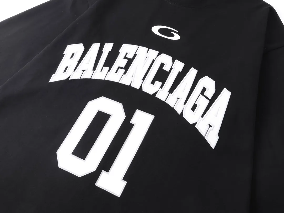 🅿️280 - BALENCI*GA latest basketball jersey embroidered printed long-sleeved T-shirt. The front embroidery is embroidered and printed with Tajima computer embroidery machine, the lower left corner is embroidered and printed, and the back piece is printed. The letters are clear and the effect is three-dimensional. Exclusively pattern-woven and dyed 280g fabric. Threads are dyed in the same cylinder with zero color difference. The version adopts OS loose off-shoulder version. Welcome to compare. Same style for men and women -Color: black white purple Cailan -SIZE: Xs S M L Style No. 8536#