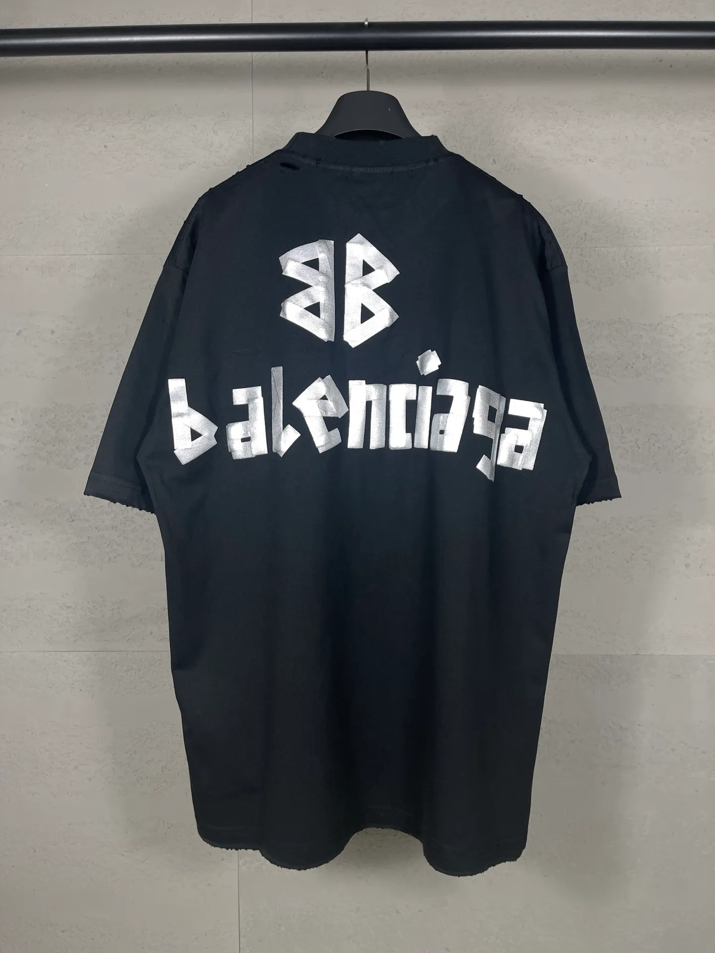 🅿️194 Real photos [Top version. Official website quality] BALENCI*GA/Paris. 24ss latest classic model. Tape pulp printing. Ready-to-wear washed and worn short-sleeved T-shirt. Brick cabinet synchronization. The fabric is made of Paris ZP custom-woven and dyed 100% cotton double yarn compact cotton. The weight is 260 grams, the cloth surface is clean. The cloth pattern is clear, soft and comfortable, and the thread is dyed with no color difference. The classic pattern is printed with environmentally friendly imported materials, and the tape pattern is glued. The letters are clear and the effect is three-dimensional. Restored brick cabinet. The garments were washed and aged, and polished by many hands. Produced by ultra-heavy craftsmanship, the market currency is very different, welcome to compare. The version adopts OS loose shoulder design. The same style for men and women. Code: BL223383 Color: black blue, plum red, khaki Size: XS S M L