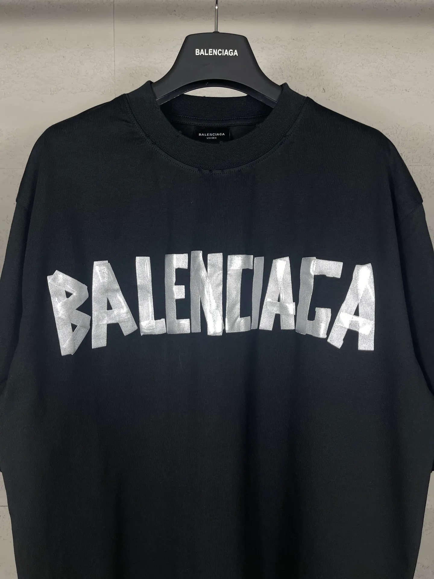 🅿️194 Real photos [Top version. Official website quality] BALENCI*GA/Paris. 24ss latest classic model. Tape pulp printing. Ready-to-wear washed and worn short-sleeved T-shirt. Brick cabinet synchronization. The fabric is made of Paris ZP custom-woven and dyed 100% cotton double yarn compact cotton. The weight is 260 grams, the cloth surface is clean. The cloth pattern is clear, soft and comfortable, and the thread is dyed with no color difference. The classic pattern is printed with environmentally friendly imported materials, and the tape pattern is glued. The letters are clear and the effect is three-dimensional. Restored brick cabinet. The garments were washed and aged, and polished by many hands. Produced by ultra-heavy craftsmanship, the market currency is very different, welcome to compare. The version adopts OS loose shoulder design. The same style for men and women. Code: BL223383 Color: black blue, plum red, khaki Size: XS S M L