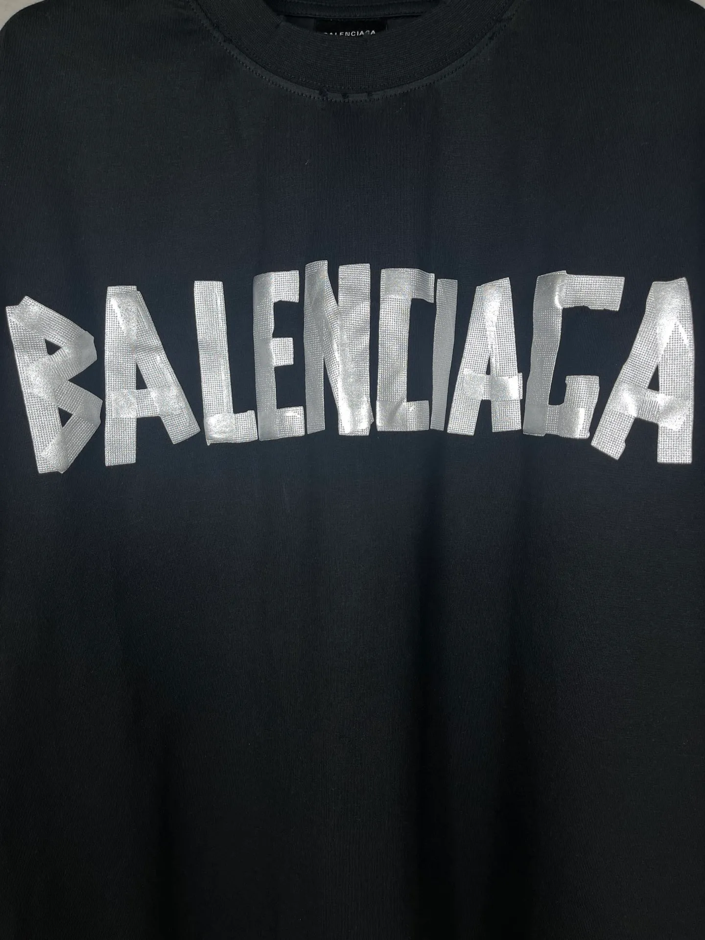 🅿️194 Real photos [Top version. Official website quality] BALENCI*GA/Paris. 24ss latest classic model. Tape pulp printing. Ready-to-wear washed and worn short-sleeved T-shirt. Brick cabinet synchronization. The fabric is made of Paris ZP custom-woven and dyed 100% cotton double yarn compact cotton. The weight is 260 grams, the cloth surface is clean. The cloth pattern is clear, soft and comfortable, and the thread is dyed with no color difference. The classic pattern is printed with environmentally friendly imported materials, and the tape pattern is glued. The letters are clear and the effect is three-dimensional. Restored brick cabinet. The garments were washed and aged, and polished by many hands. Produced by ultra-heavy craftsmanship, the market currency is very different, welcome to compare. The version adopts OS loose shoulder design. The same style for men and women. Code: BL223383 Color: black blue, plum red, khaki Size: XS S M L