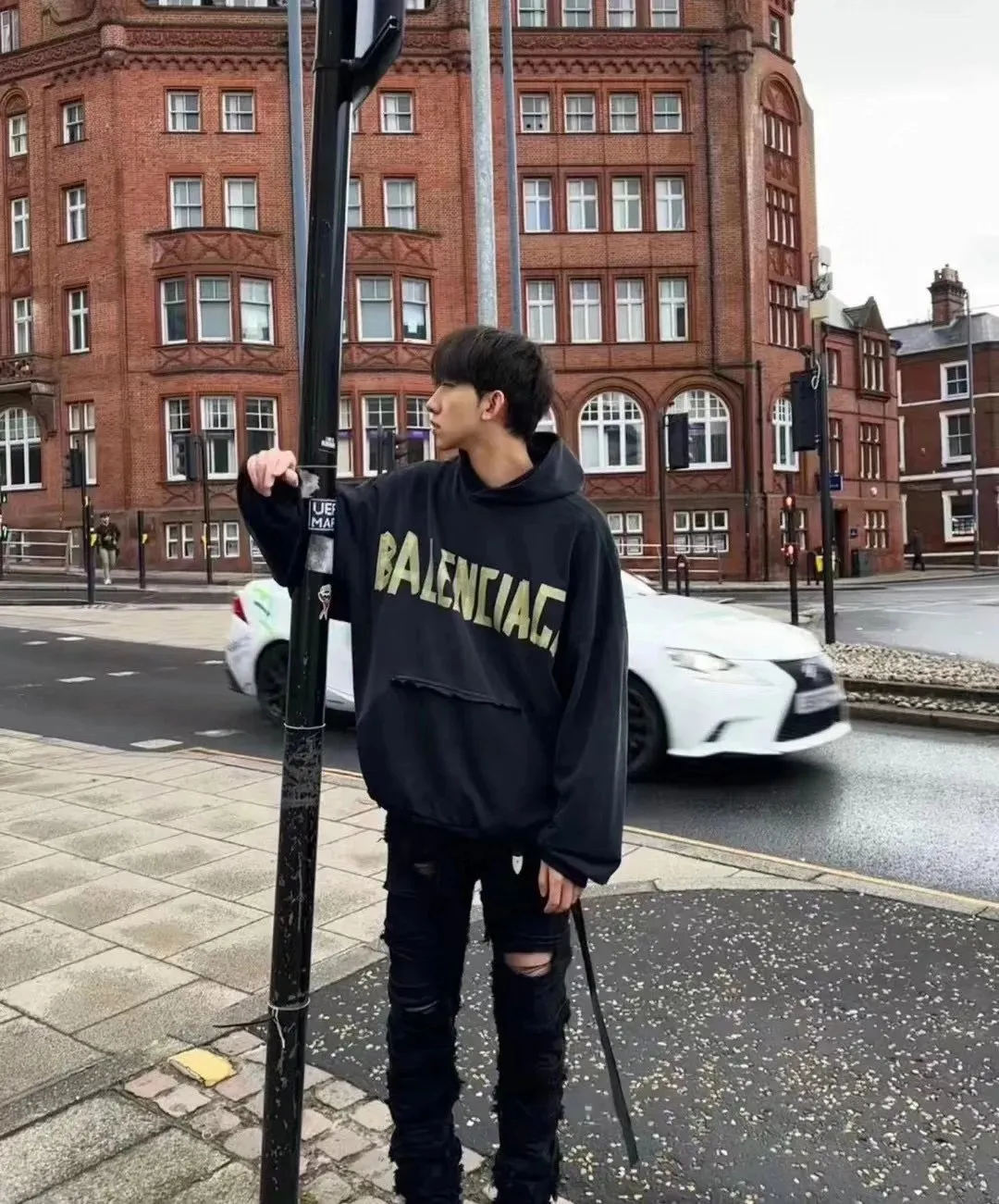 ♻️💯Reference model picture of the upper body❤️Top tested version Balenciaga 23SS textured paper printed letter double-sided logo hooded loose hooded sweatshirt This hoodie has a very interesting and cute design. The kangaroo pocket on the front of the large body is a reverse-cut design. The pockets on both sides are hollow, which means that the front view actually deceives your vision. The real pocket is sewn on the terry bottom on the reverse side, which is time-consuming and labor-intensive. But it is the core theme that cannot be ignored in the entire hoodie. The same details include hemming stitching and hole processing on both sides of the pockets; 480g heavy-weight pure cotton fabric with fine and small terry on the bottom. After heavy mud dyeing and washing, the fabric still has a thick foundation and is comfortable and soft. The front and back are double-sided textured paper transfer LOGO and the front and back are printed in different colors. The loose and large dropped shoulder design is suitable for both men and women. This style is also very suitable for girls. It is easy to create a lazy and casual street feel of the United States and France; many parts of the body have been hand-grinded with holes. Traces of muddying can be seen on the neckline, shoulder line, and side cuff splicing, but the visual transition is natural and soft without any dirty feeling. The old effect of the entire hoodie is excellent. The cuff threads are custom-woven in color; the packaging is master-washed and customized. From short-sleeves to sweatshirts, this style is definitely not to be missed Color: Mud-dyed custom-woven ocean blue Size: XS-S-M (Can be worn by men and women, OS loose shoulders) P:510