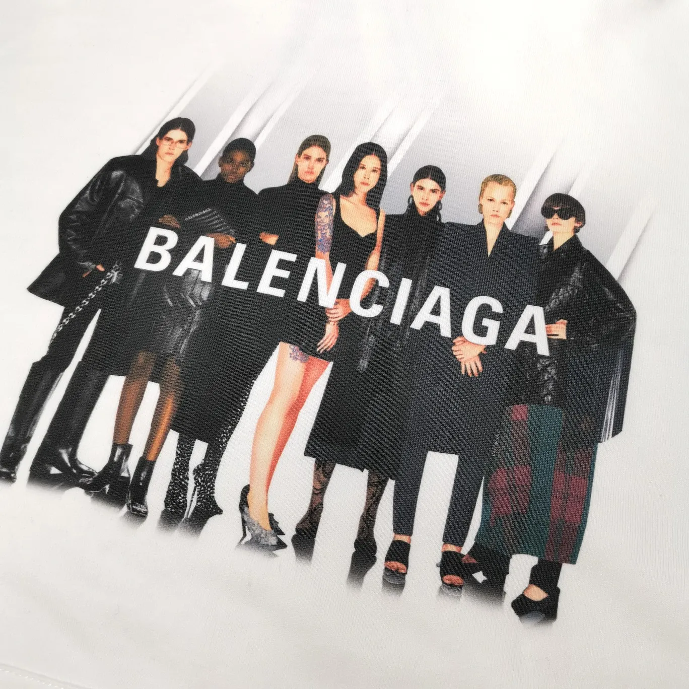 The band's white details are added - the certified version of BALENCIAGA Balenciaga's portrait band B's hooded sweatshirt 1:1 restored replica version is a popular hot item in ins Xiaohongshu and a hot recommendation from Internet celebrity bloggers. The fabric is made of 480g large terry cotton fabric and has been pre-shrunk to a weight of about 520g. The original version is purchased and patterned, and the positioning and cutting process is used! Pure version! The imported Israeli Kornit digital direct-injection printing technology makes the reflection of characters three-dimensional and real. This is also the first place to look for identification. I make every piece of clothing with conscience and strive for excellence in every aspect. Just to sell a piece of clothing and retain a customer. Although our products are a little more expensive than others, the expensive money is kept in the clothes and is definitely not imported into my pocket.  Customized washable labels, bag labels, and collar labels. Can reach professional level.  Restore the 1:1 replica craftsmanship! B's new early autumn series, a very high-end series of single items for men and women!  Size: XS-L Color: White P:450