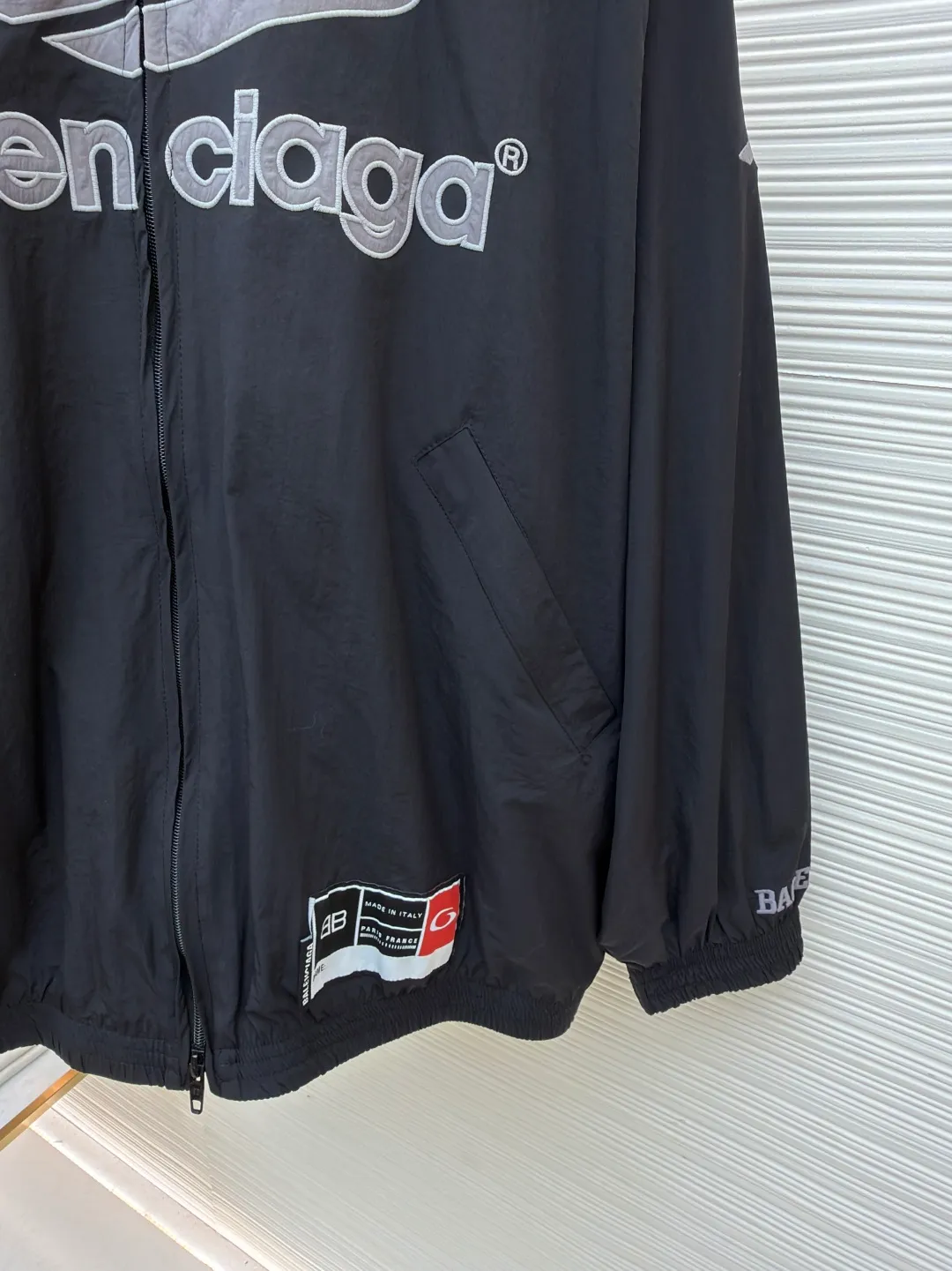 Balenciaga letter logo printed long-sleeved stand-collar jacket ●Original version: purchased and developed by 18499 ●Item number: 1682141-B45 ●Fabric: technical quick-drying fabric ●Technology: printing production ●Color: black ●Version: loose fit ●Weight: about 465 grams ●Size: XS-S-M-L ●Description: This Balenciaga black jacket is made of high-density nylon taffeta fabric. The fabric is first treated with water-repellent treatment, and a nano-scale waterproof membrane is formed on the surface. It is both windproof and lightweight. It is also pre-shrunk, making the garment less likely to shrink and deform. The brand logo and pattern on the body of the garment are 3D silicone hot stamping process. It is made of environmentally friendly silicone material with high elasticity and folding resistance. It is formed by hot pressing at 180°C high temperature and high pressure. The pattern and fabric are firmly combined, not easy to fall off and have a three-dimensional matte texture. The woven label on the side adopts computerized jacquard woven label technology, with a color fastness of above level 4, and the edges are heat-sealed to prevent stripping. The zipper is a custom-made metal matte zipper with wear-resistant electroplating treatment on the teeth. The ribbed edges of the collar and hem have built-in spandex elastic yarn. The splicing of the body is made of overlock seams. The stitches are evenly spaced and the seams are flat. The entire body is ironed and shaped by hand to perfectly present the brand's iconic oversize loose fit. The overall wiring is straight and delicate, the fabric is comfortable and soft, and the color is consistent without color difference. It can be matched with the same style to create a fashionable look and control various occasions. Customized accessories, complete with three standards, same style for men and women!