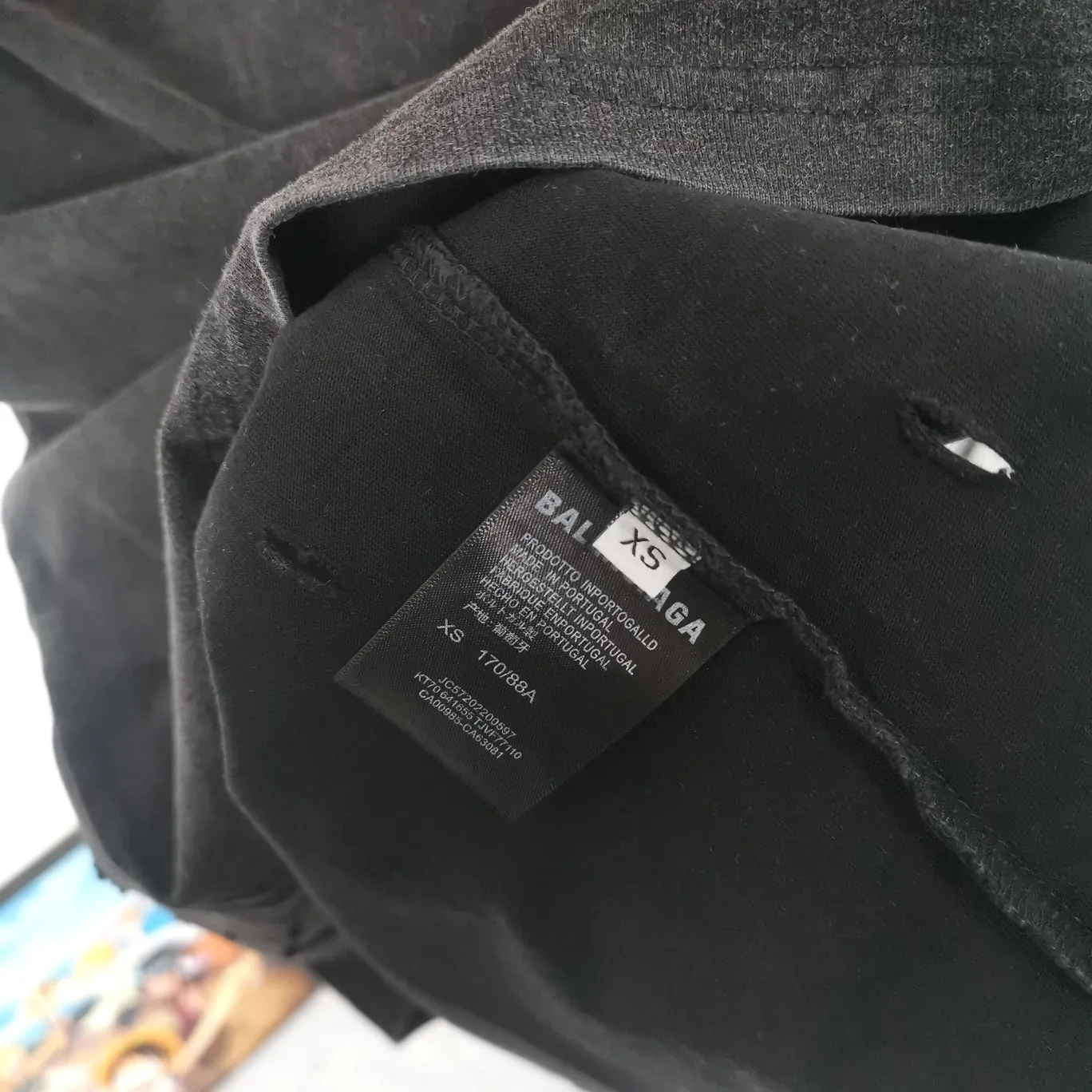 The top version of BALENCIAGA is a house built in 1917 with cracks, cracks, holes and hollows. The latest color matching is pure cotton. Loose and breathable short sleeves. The latest season of Paris still uses the basic creation logo 1917+scissors elements to enhance the public’s impression of Paris’ long-standing brand and re-understand it. The printing still uses the crackle pattern process and the basic glue is used as the base. Prints pull evenly. It adopts the horizontal cracking method, the texture is clear and uniform, it will not fall off easily, and there is no pressure in backwashing and drying. Laser piercing is used to pierce the body, and the piercing effect is obvious. And there will be no wrinkles or deformation at the holes. The neckline is manually frayed, which is very costly and time-consuming. Excellent products, that’s how they come out. The fabric is made of 26S280g double-ply double-yarn plain cotton fabric, which has full drape. Package. The hang tags are fully customized and synchronized one to one.  Color: peacock blue, orange red, washed black (custom dyed in a vat, took more than a month) Size: XS-L P:270
