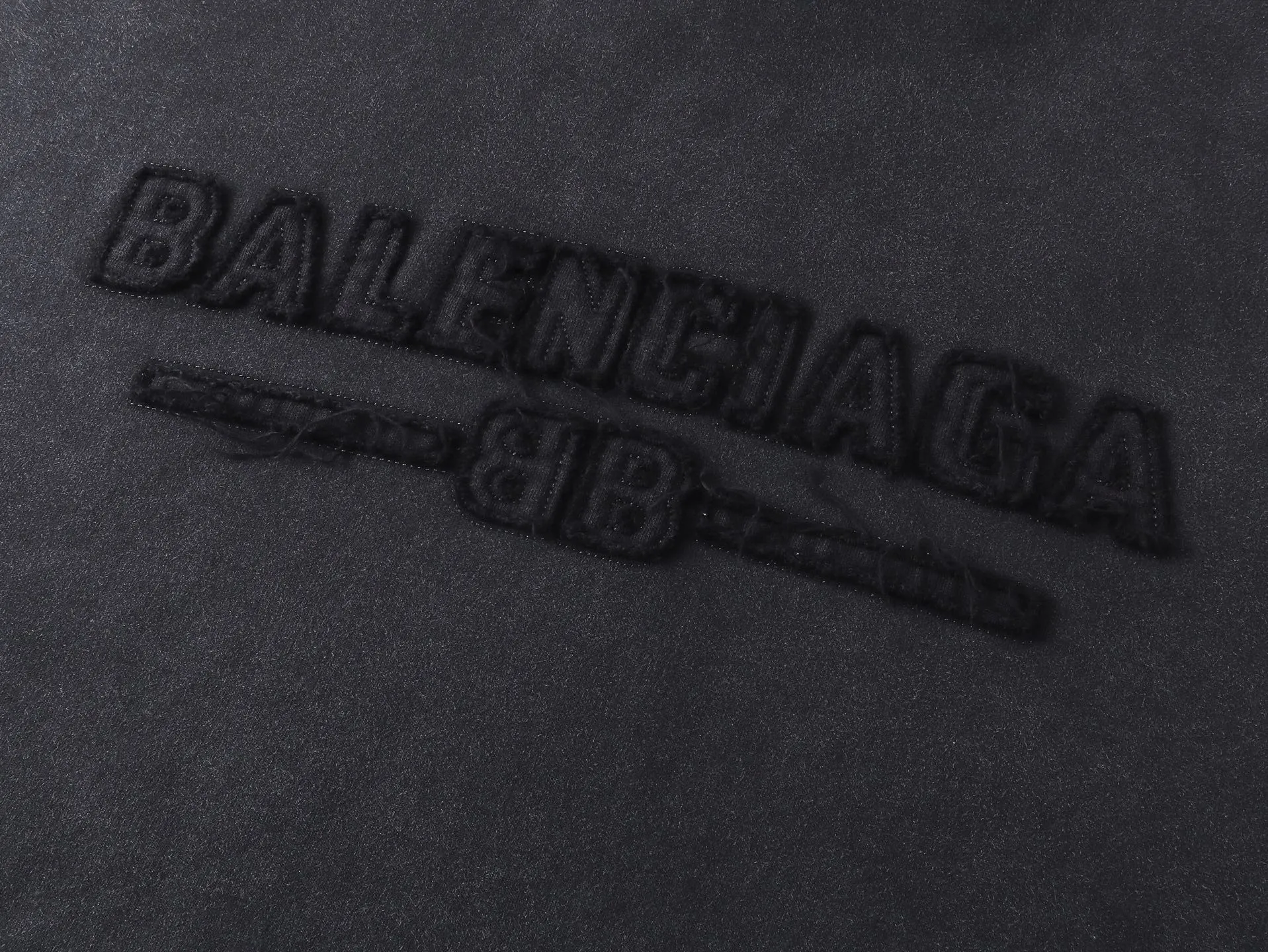 🅿️370 - BALENCI*GA Paris' latest hooded long-sleeved sweatshirt with chest patch with letter LOGO. The classic letter LOGO on the front is patched and embroidered with an imported Tajima embroidery machine. The master manually positions and hand-grinds the fixed points. The ready-made garments are washed, aged and worn. Overweight craftsmanship. The effect is three-dimensional. Exclusively pattern-woven and dyed 460g fabric. Threads are dyed in the same vat with zero color difference. Brick cabinet synchronization. Welcome to compare. Same style for men and women. -Color: washed black -SIZE: Xs S M L style number 8960#