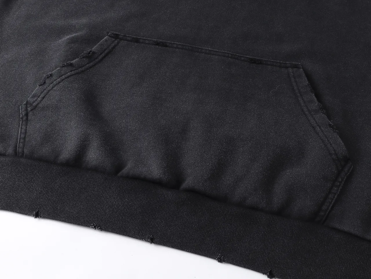 🅿️370 - BALENCI*GA Paris' latest hooded long-sleeved sweatshirt with chest patch with letter LOGO. The classic letter LOGO on the front is patched and embroidered with an imported Tajima embroidery machine. The master manually positions and hand-grinds the fixed points. The ready-made garments are washed, aged and worn. Overweight craftsmanship. The effect is three-dimensional. Exclusively pattern-woven and dyed 460g fabric. Threads are dyed in the same vat with zero color difference. Brick cabinet synchronization. Welcome to compare. Same style for men and women. -Color: washed black -SIZE: Xs S M L style number 8960#