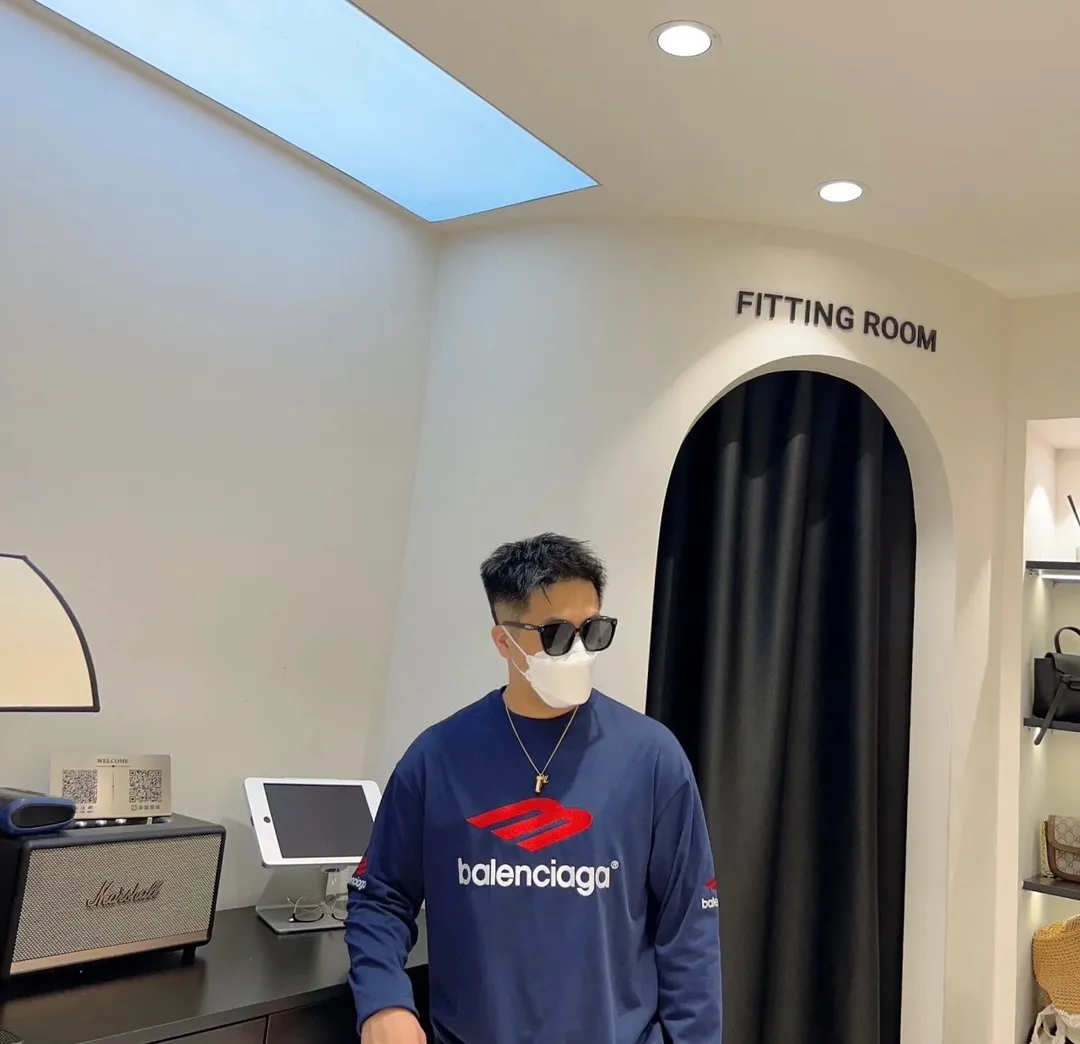 ♻️💯Refer to the model picture for the upper body❤️The top tested version Balenciaga's latest long-sleeved T-shirt with large LOGO icons on the front, back, left and right sleeves embroidery. Balenciaga's first high-street outfit in autumn, it's all high-end, even if you want to be low-key, it's hard not to love it, full of casual sports style. The front and back are embroidered with the same large logo, and the left and right sleeves are also embroidered with the same logo. The contrasting red ➕ black embroidery is really awesome. It will definitely attract attention when paired with a couple style. It is another day to be stunned by the handsomeness! Fashionistas are not afraid of the heat, so long tees are a must-have when traveling to Sichuan and Tibet. Different from the ordinary version, it uses high-quality Tajima embroidery, the neckline is reinforced with two needles and is not easily deformed by machine washing. It is made of high-weight pure cotton double yarn. The counters are updated simultaneously, and genuine products are developed and developed at the first time. The fabric is made of Paris ZP custom-woven and dyed cotton, double-yarn compact cotton with a weight of 260 grams, and the cloth surface is clean. The cloth has clear texture, soft and comfortable, good color fastness and not easy to discolor. The threads are woven and dyed with no color difference. The embroidery is done using imported Tajima embroidery machines. Super 15W needle and thread, three-dimensional effect, clear lines, no burrs and miscellaneous threads, ultra-high craftsmanship embroidery. The version adopts OS loose shoulder style, the same style for male and female couples ▪️Size: XS S.M.L ▪️Color: Iron gray blue white P:340
