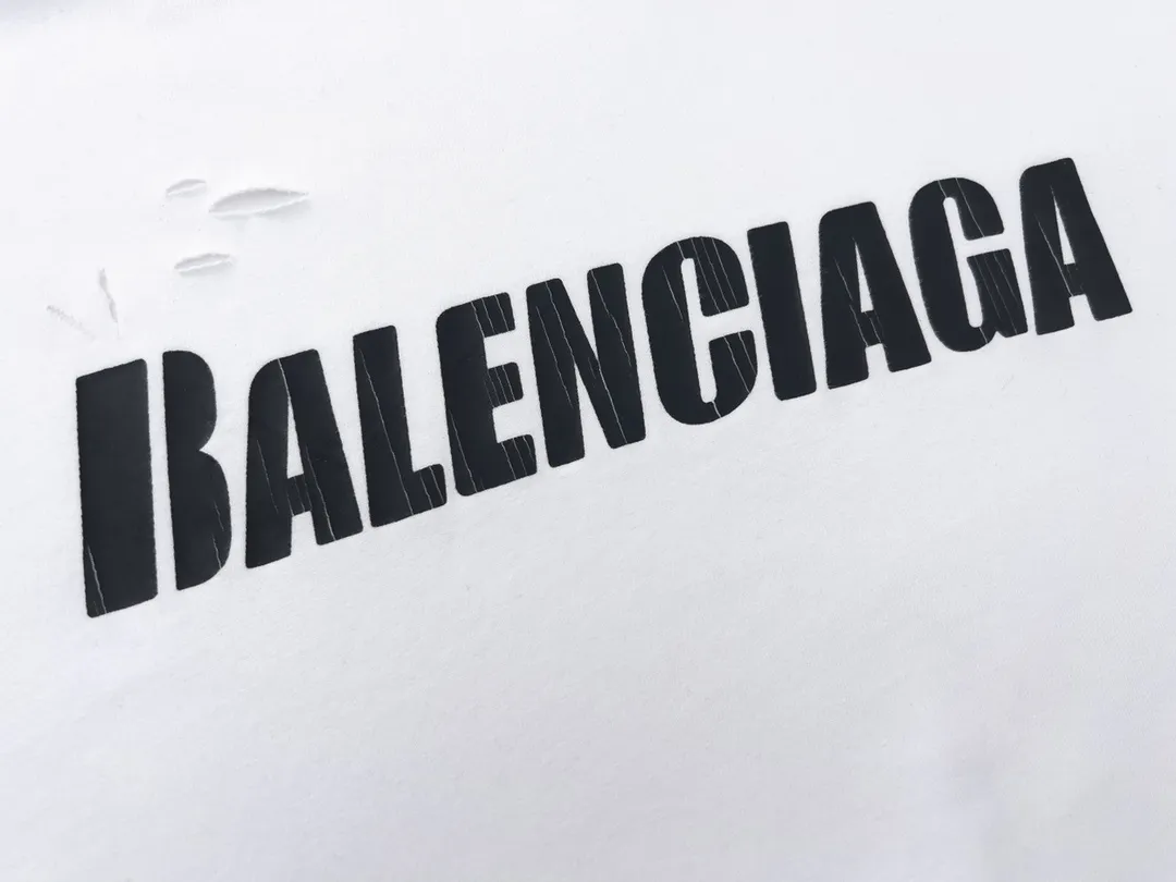 🅿️166 Detailed picture [Top version. Official website quality] BALENCI*GA/Paris. Classic letter LOGO printed ready-to-wear, washed, distressed, hole-cut, short-sleeved T-shirt. Brick cabinet synchronization. The fabric is made of Paris ZP custom-woven and dyed 100% cotton double yarn compact cotton. The weight is 260 grams, the cloth surface is clean. The cloth pattern is clear, soft and comfortable. The threads are dyed with no color difference. The classic pattern is printed with environmentally friendly imported materials, straight cracks and cracked glue. Precision printing screen, the letters are clear and the effect is three-dimensional. Restored brick cabinet. Ready-made garments are washed and worn, many people grind and cut them by hand. Production is done with heavy craftsmanship. Different market currency. Welcome to compare. The version adopts OS loose shoulder version. Same style for men and women. Coding: BL223033 Color: black, white, dark coffee, purple, lake blue, red, army green Size: XS to L