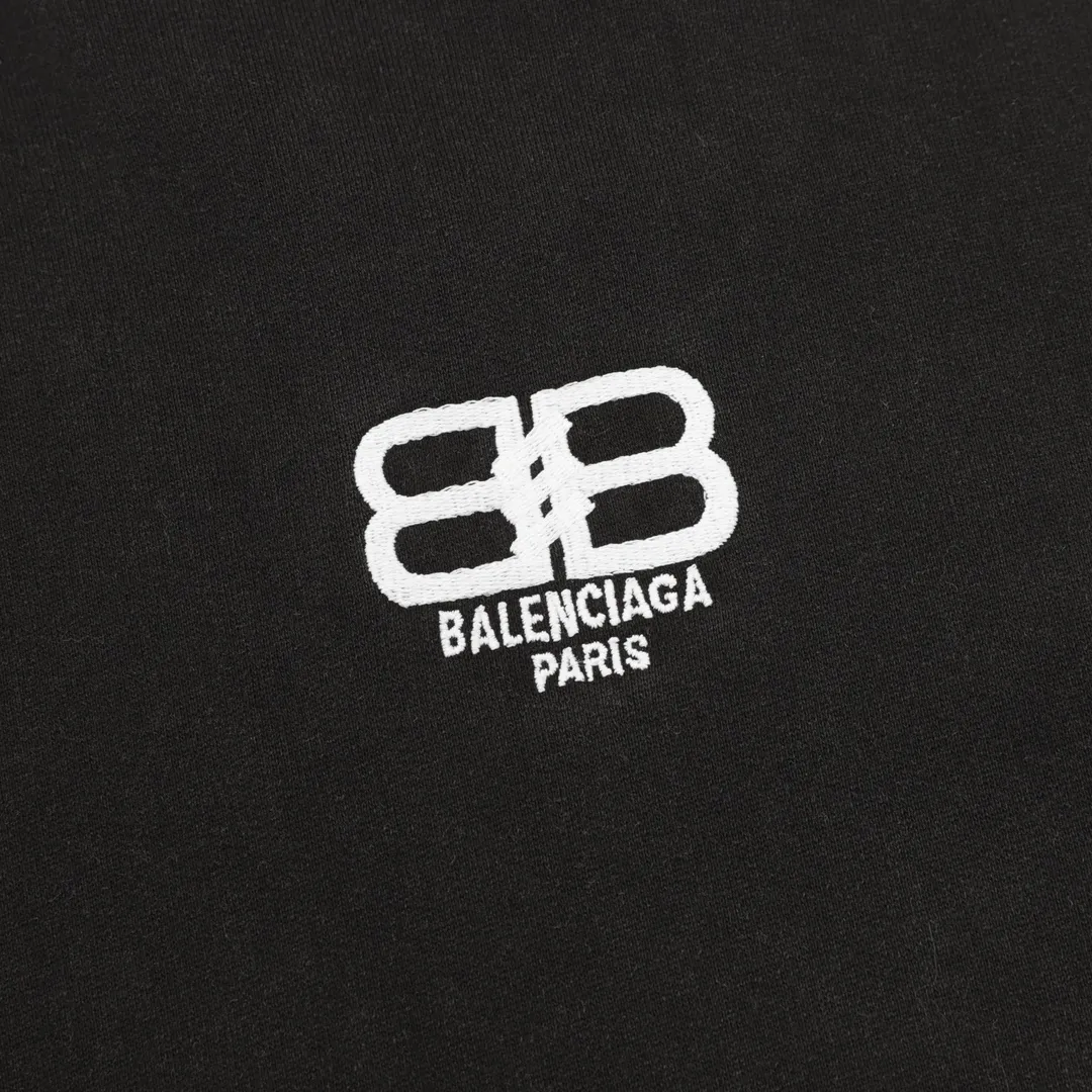 🅿️580 Balenciaga/Balenciaga Double B embroidered washed hooded sweatshirt. The fabric is made of Paris ZP custom-woven and dyed cotton terry fabric. The weight is 400 grams. The cloth surface is clean, the cloth pattern is clear, soft and comfortable, the color fastness is good, and it is not easy to change color - it is custom-woven and dyed without color difference, BLCG The double B lock logo is made with Tajima embroidery machines imported from Japan. The ready-made garments are aged and fried, with ultra-high craftsmanship. The version adopts a loose OS silhouette design. Size: XS-L
