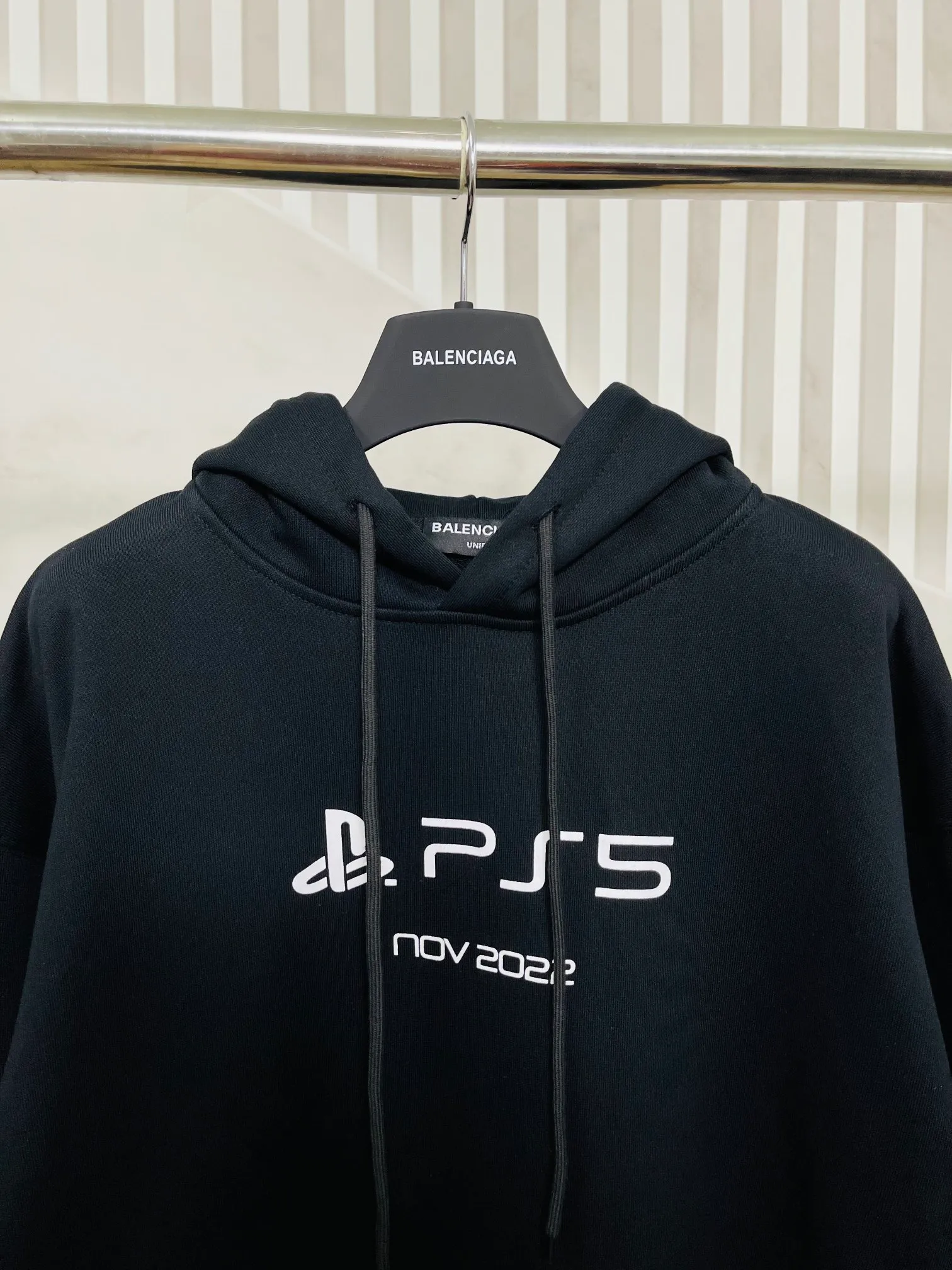 🅿️296 Real photos [Top version. Official website quality] BALENCI*GA/Paris. Classic model 22SS #BALENCI*GA / PlayStation co-branded. Ps5 letter geometric pattern printed hooded long-sleeved sweatshirt. Autumn and winter brick cabinet synchronization. The fabric is made of Paris ZP custom-woven and dyed 100% cotton double-yarn large sweater. The net weight is 460 grams. The cloth surface is clean. The cloth pattern is clear, soft and comfortable. The threads are woven and dyed with no color difference. The classic letter pattern is made of precision mesh. Imported environmentally friendly rubber paddle printing, the letters are clear. The effect is three-dimensional, restoring the brick cabinet, and the version adopts the OS loose shoulder style. Same style for men and women Coding: BL238085 Color: Black. White Size: XS S M L