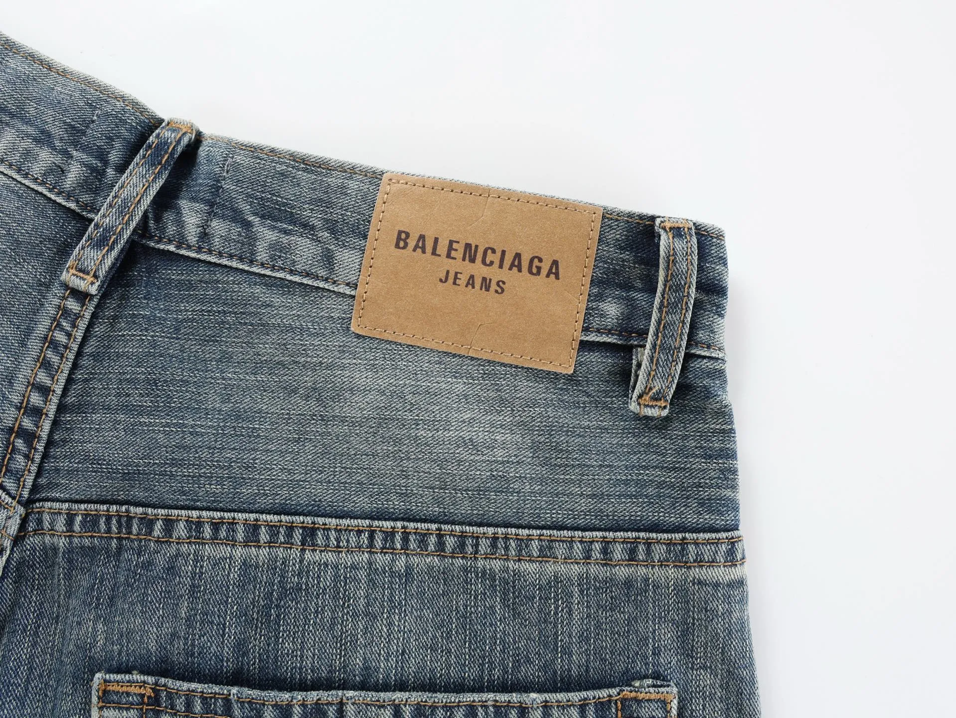 🅿️600 [Exclusive supply] BLCG 25SS Baggy wide-leg jeans (blue) Jeans that have been in operation for more than three months, with a minimum order of 1,000 meters of fabric, and several modifications in the middle, and they were shipped perfectly! The fabric is made of 100% pure cotton twill denim fabric imported from Japan and manufactured with high-density equipment imported from Italy. The original base contains spandex micro-elasticity to restore the simple texture of the denim item itself. The fabric is first washed and hand-made with a whiskering effect. , washed and polished to create an aged texture, the color is overly natural, the waist drawstring is custom-made, the waist can be tightened by the drawstring, the lettering hardware accessories are molded in a custom-made old color, and the back waist cowhide leather label is very versatile and has a loose baggy style. Size:XS/S/M
