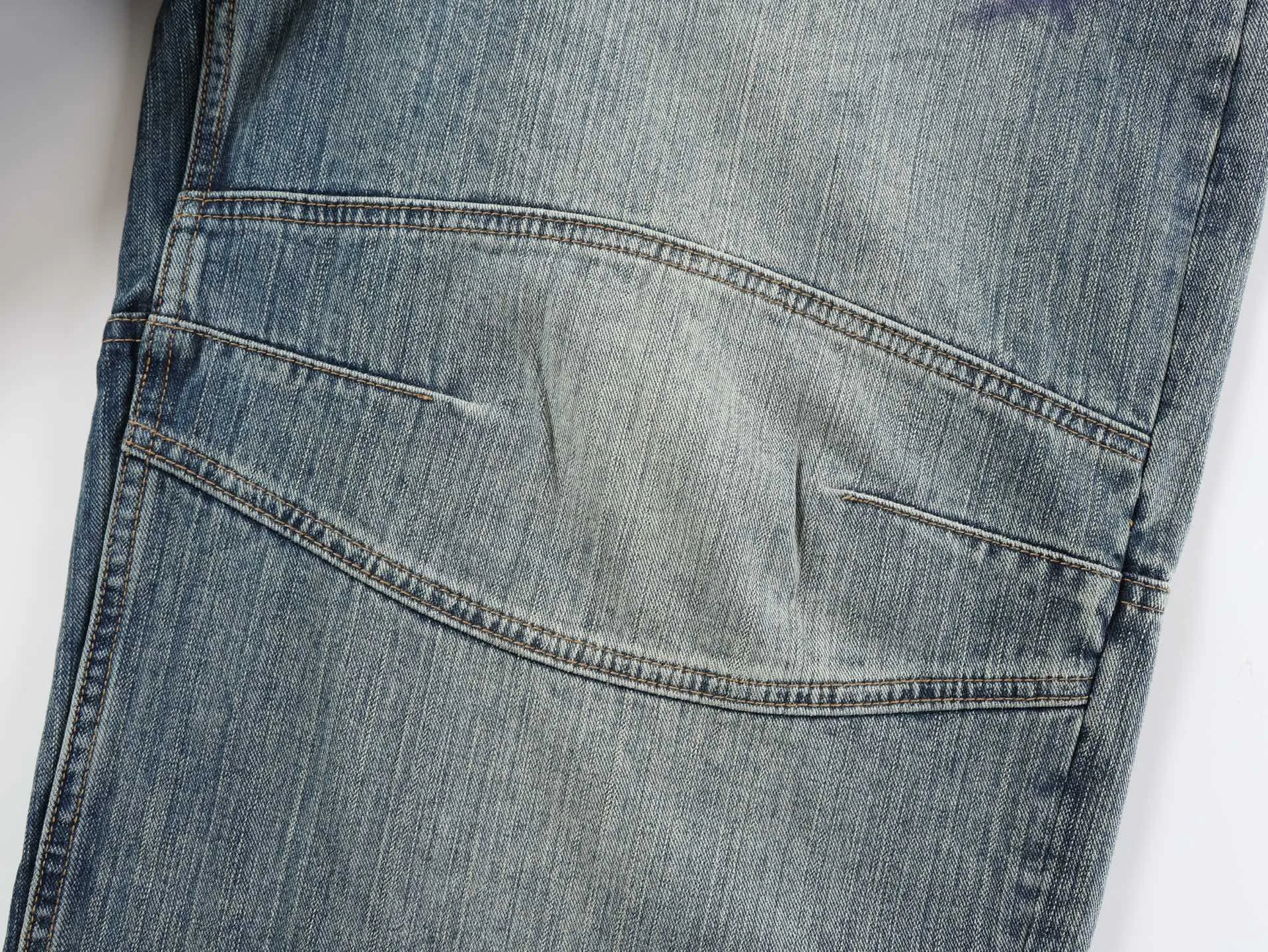 🅿️600 [Exclusive supply] BLCG 25SS Baggy wide-leg jeans (blue) Jeans that have been in operation for more than three months, with a minimum order of 1,000 meters of fabric, and several modifications in the middle, and they were shipped perfectly! The fabric is made of 100% pure cotton twill denim fabric imported from Japan and manufactured with high-density equipment imported from Italy. The original base contains spandex micro-elasticity to restore the simple texture of the denim item itself. The fabric is first washed and hand-made with a whiskering effect. , washed and polished to create an aged texture, the color is overly natural, the waist drawstring is custom-made, the waist can be tightened by the drawstring, the lettering hardware accessories are molded in a custom-made old color, and the back waist cowhide leather label is very versatile and has a loose baggy style. Size:XS/S/M