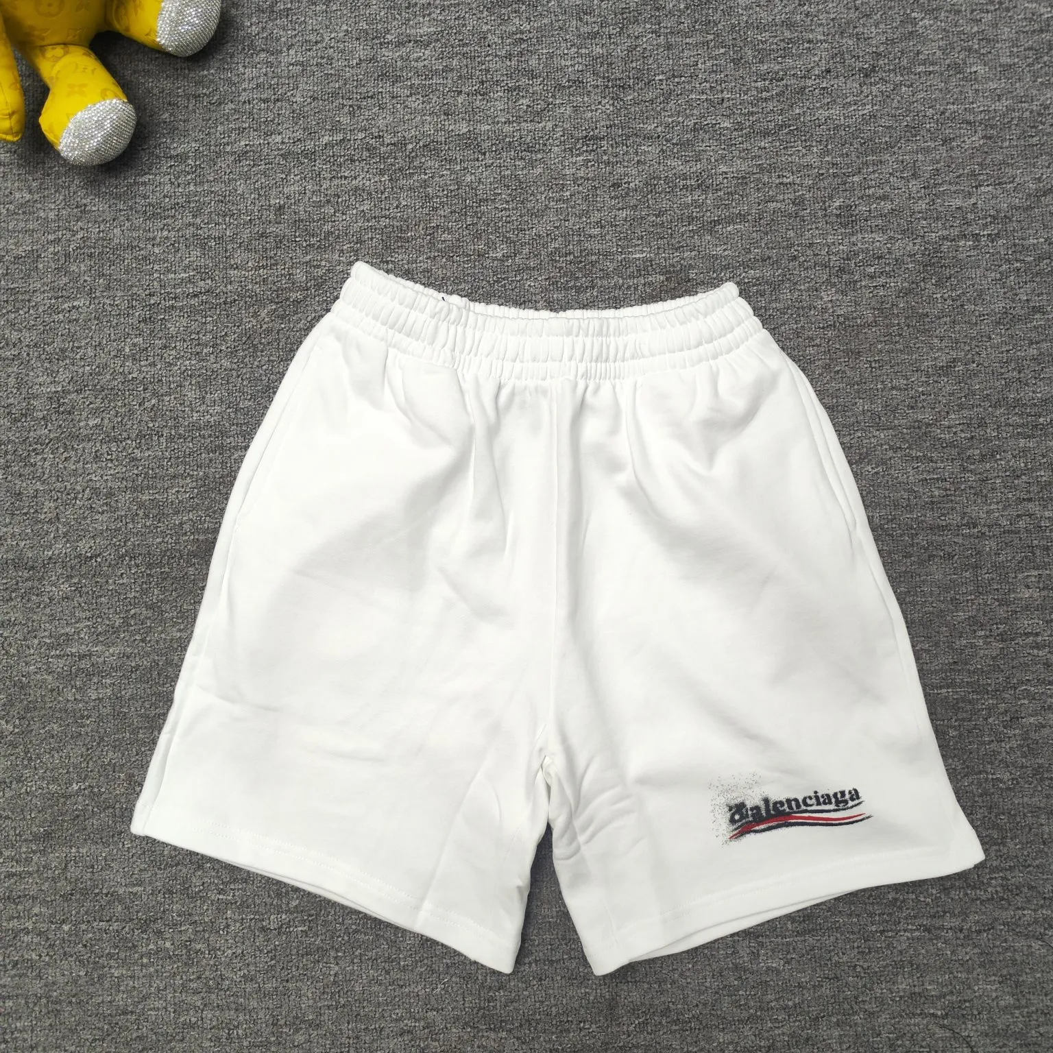 The top version of Balenciga/Balenciaga Dissolved Coca-Cola shorts are the same style for male and female stars. Pure cotton terry fabric, thick hand feel, contrast-dyed fabric, hand-painted spray-dissolved effect pattern, ultra-fine flat screen printing process, full of fashion sense, using fine gauze material as the screen, dyed pure cotton fabric, OS version, complete with three standards, same style for men and women. New style shorts, pure cotton terry fabric, thin fabric is soft and comfortable, the whole body is heavily distressed and washed, the latest Coke atomized watermark design, loose fit, same as for men and women, size xssml [Washing instructions: Cotton, hand wash recommended, gentle pressure, wash with warm or cold water below 30℃, separate dark and light colors during washing, not suitable for exposure to the sun] Size: S-XL Color: black and white P:310