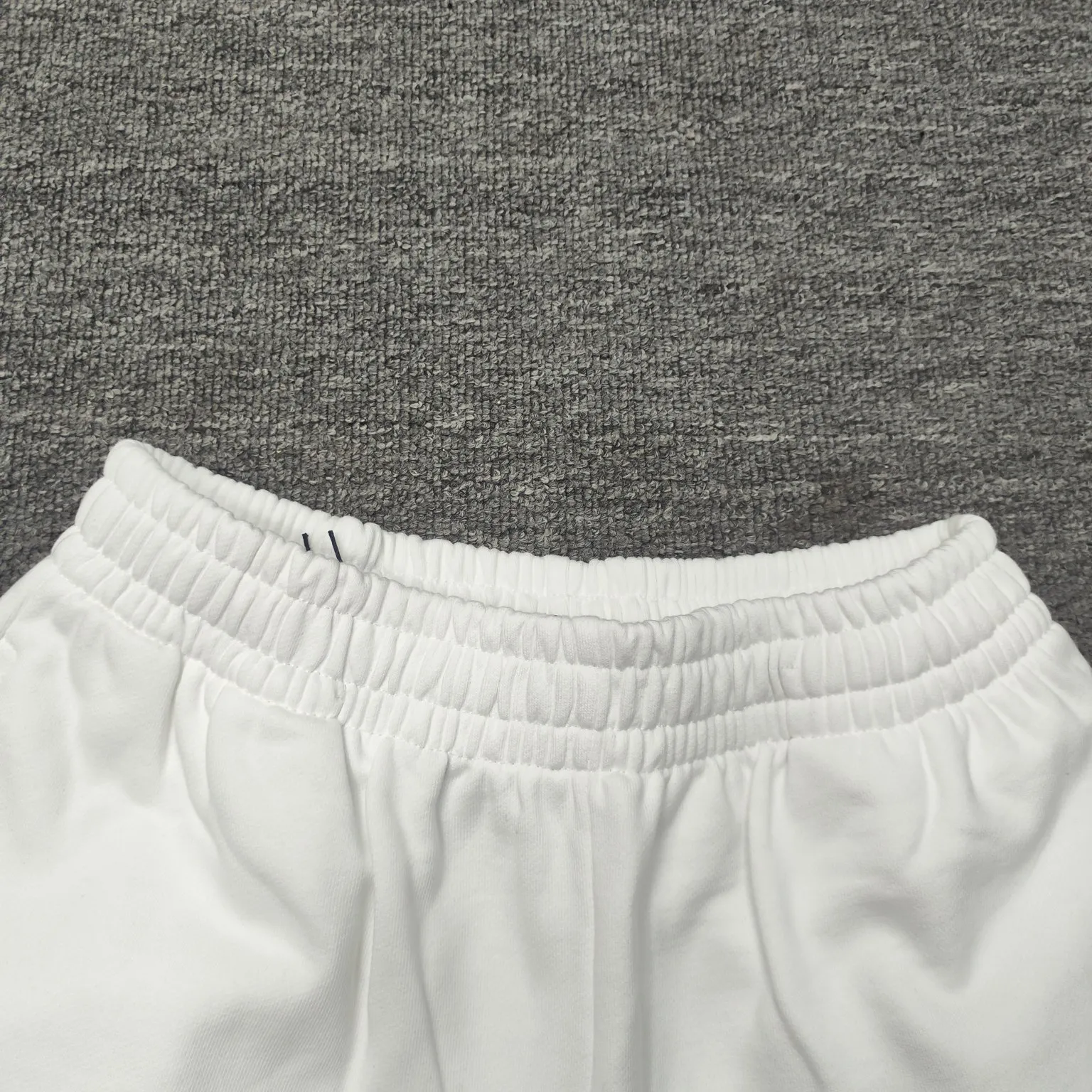 The top version of Balenciga/Balenciaga Dissolved Coca-Cola shorts are the same style for male and female stars. Pure cotton terry fabric, thick hand feel, contrast-dyed fabric, hand-painted spray-dissolved effect pattern, ultra-fine flat screen printing process, full of fashion sense, using fine gauze material as the screen, dyed pure cotton fabric, OS version, complete with three standards, same style for men and women. New style shorts, pure cotton terry fabric, thin fabric is soft and comfortable, the whole body is heavily distressed and washed, the latest Coke atomized watermark design, loose fit, same as for men and women, size xssml [Washing instructions: Cotton, hand wash recommended, gentle pressure, wash with warm or cold water below 30℃, separate dark and light colors during washing, not suitable for exposure to the sun] Size: S-XL Color: black and white P:310