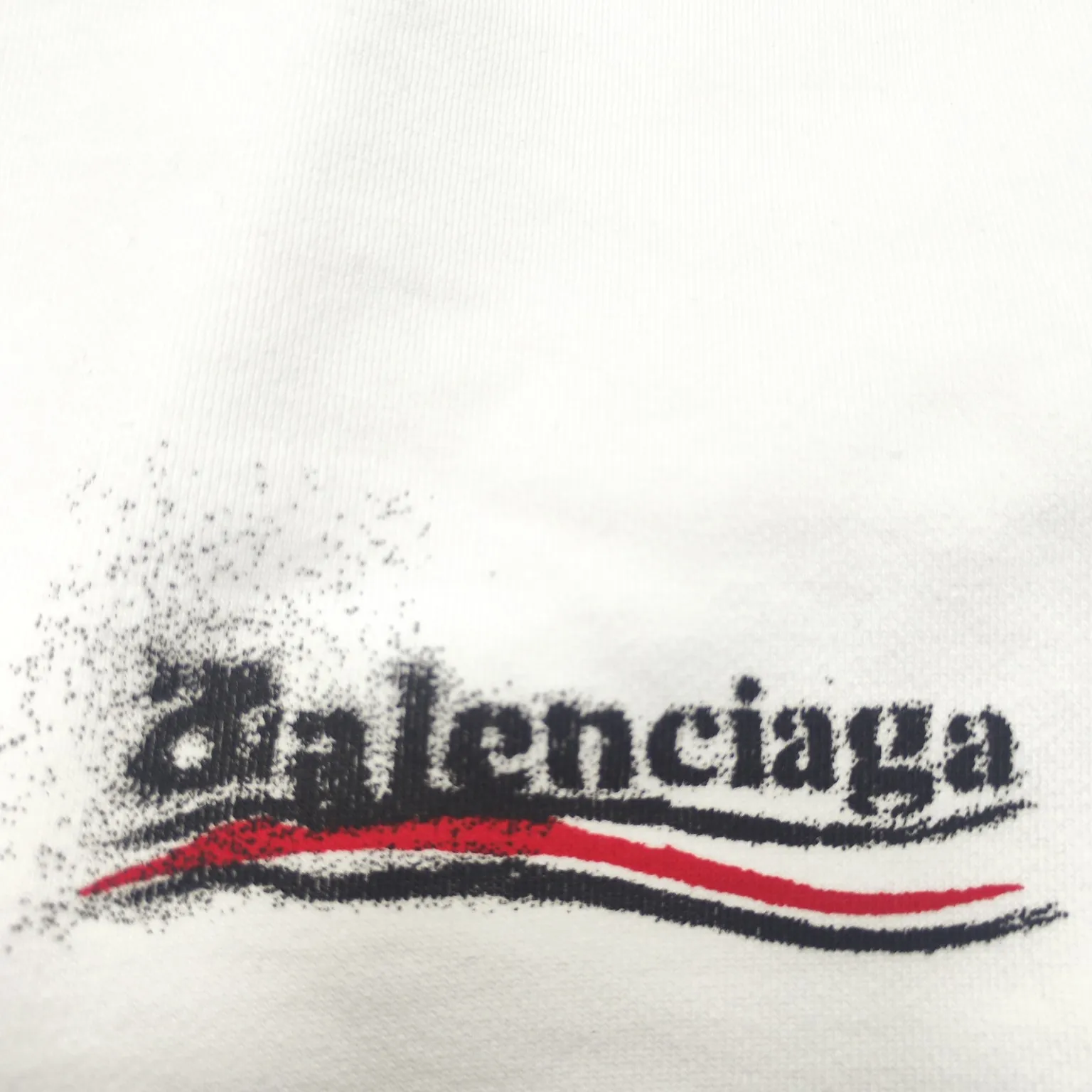 The top version of Balenciga/Balenciaga Dissolved Coca-Cola shorts are the same style for male and female stars. Pure cotton terry fabric, thick hand feel, contrast-dyed fabric, hand-painted spray-dissolved effect pattern, ultra-fine flat screen printing process, full of fashion sense, using fine gauze material as the screen, dyed pure cotton fabric, OS version, complete with three standards, same style for men and women. New style shorts, pure cotton terry fabric, thin fabric is soft and comfortable, the whole body is heavily distressed and washed, the latest Coke atomized watermark design, loose fit, same as for men and women, size xssml [Washing instructions: Cotton, hand wash recommended, gentle pressure, wash with warm or cold water below 30℃, separate dark and light colors during washing, not suitable for exposure to the sun] Size: S-XL Color: black and white P:310