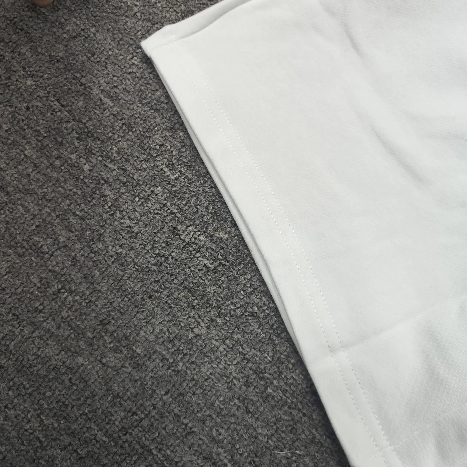 The top version of Balenciga/Balenciaga Dissolved Coca-Cola shorts are the same style for male and female stars. Pure cotton terry fabric, thick hand feel, contrast-dyed fabric, hand-painted spray-dissolved effect pattern, ultra-fine flat screen printing process, full of fashion sense, using fine gauze material as the screen, dyed pure cotton fabric, OS version, complete with three standards, same style for men and women. New style shorts, pure cotton terry fabric, thin fabric is soft and comfortable, the whole body is heavily distressed and washed, the latest Coke atomized watermark design, loose fit, same as for men and women, size xssml [Washing instructions: Cotton, hand wash recommended, gentle pressure, wash with warm or cold water below 30℃, separate dark and light colors during washing, not suitable for exposure to the sun] Size: S-XL Color: black and white P:310