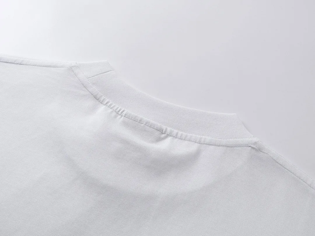 🅿️180 real photos [Top version. Official website quality] BALENCI*GA/Paris. SS24 latest crown L printed short-sleeved T-shirt. Brick cabinet synchronization. Genuine product developed at the first time, happy to print and compare! The fabric is made of Paris ZP custom-woven and dyed cotton double yarn. Weighing 260 grams, the cloth surface is clean. The cloth pattern is clear, soft and comfortable, and the threads are dyed with no color difference. The printing uses environmentally friendly imported materials. The letters are clear and the effect is three-dimensional. The version adopts OS loose shoulder design. Same style for men and women. Code: BL223607 Color: black, red, white Size: XS S M L